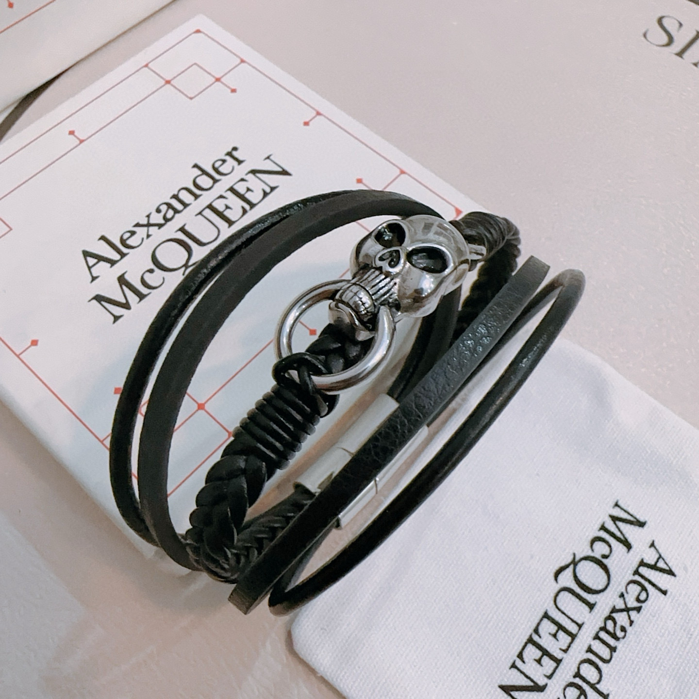   新款Alexander McQueen 亚历山大 麦昆 牛皮手链  专柜一致原版定制  骨子里那种叛