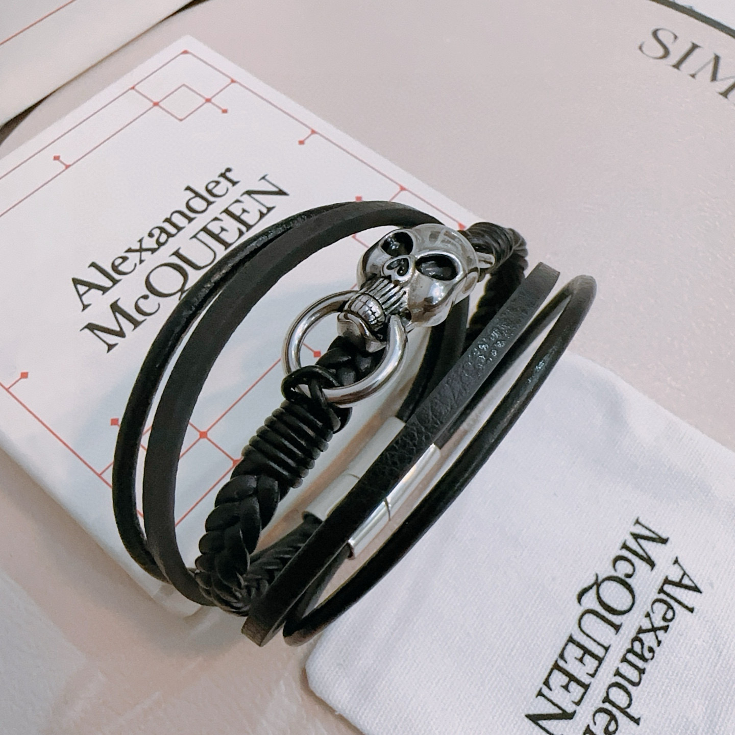   新款Alexander McQueen 亚历山大 麦昆 牛皮手链  专柜一致原版定制  骨子里那种叛