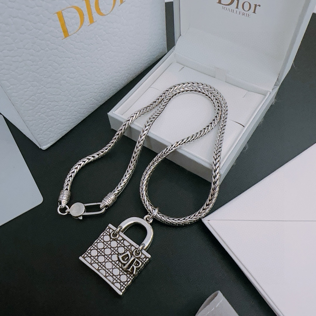    DIOR🔥新款 迪奥项链🇷🇼原单货🇷🇼专柜新款开模复古潮流时尚必备 男女均可佩戴 情侣款同款 摇滚