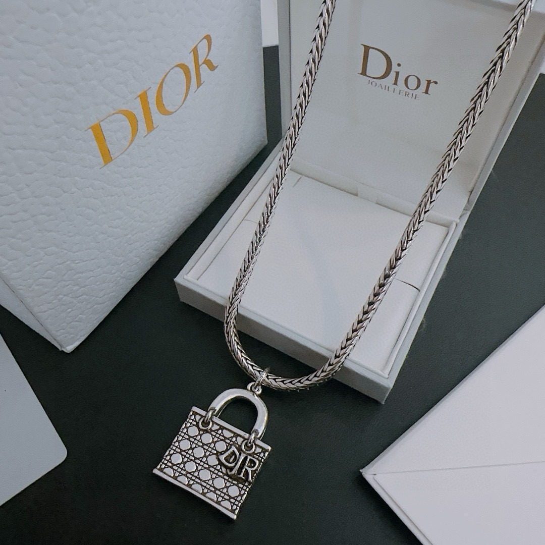    DIOR🔥新款 迪奥项链🇷🇼原单货🇷🇼专柜新款开模复古潮流时尚必备 男女均可佩戴 情侣款同款 摇滚
