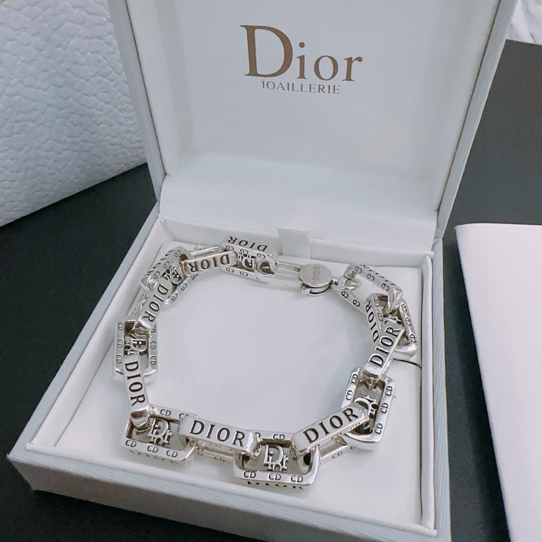         DIOR新款🔥高品质迪奥手链原单货专柜新款开模复古潮流时尚必备 男女均可佩戴 情侣款同款