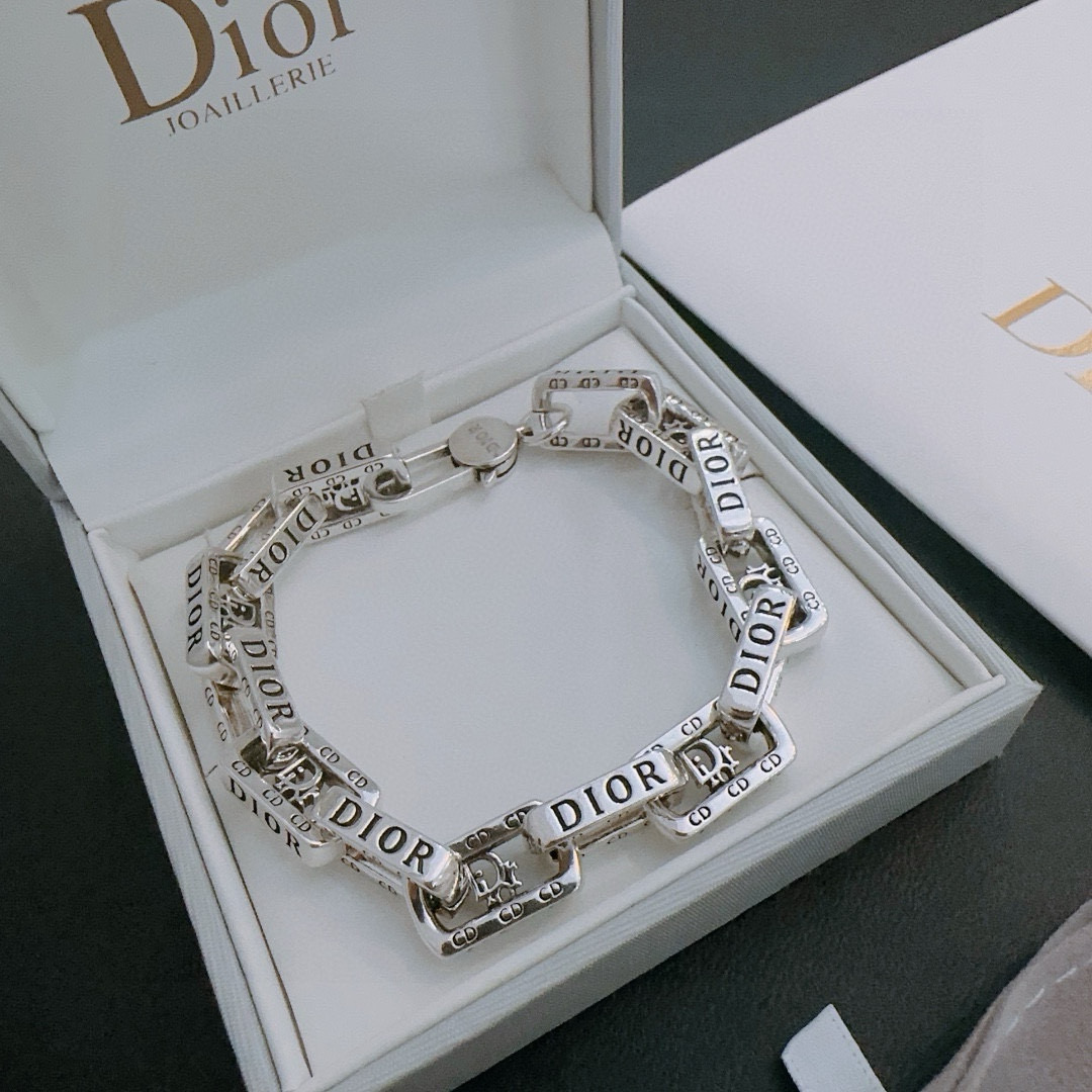         DIOR新款🔥高品质迪奥手链原单货专柜新款开模复古潮流时尚必备 男女均可佩戴 情侣款同款