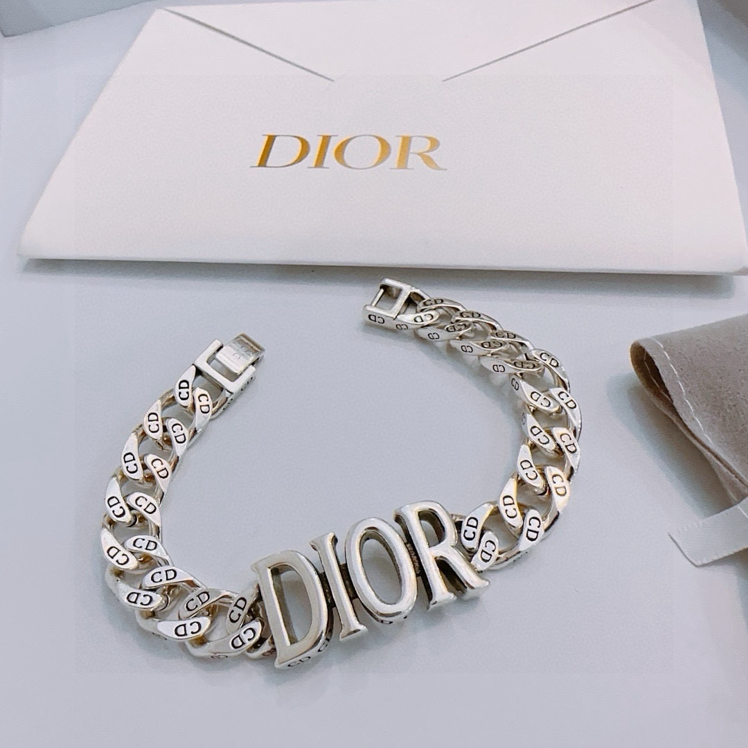         DIOR新款🔥高品质迪奥手链原单货专柜新款开模复古潮流时尚必备 男女均可佩戴 情侣款同款
