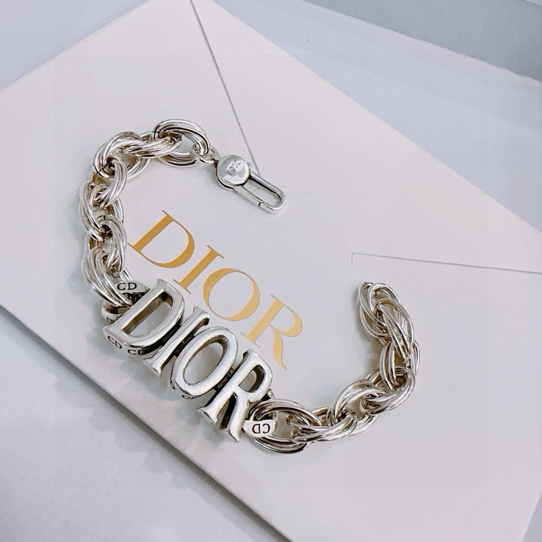         DIOR新款🔥高品质迪奥手链原单货专柜新款开模复古潮流时尚必备 男女均可佩戴 情侣款同款