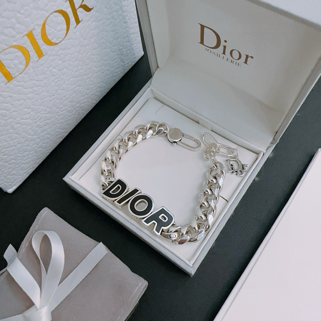        DIOR新款🔥高品质迪奥手链原单货专柜新款开模复古潮流时尚必备 男女均可佩戴 情侣款同款