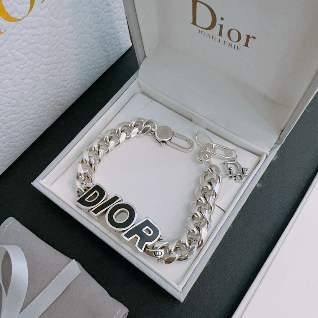         DIOR新款🔥高品质迪奥手链原单货专柜新款开模复古潮流时尚必备 男女均可佩戴 情侣款同款