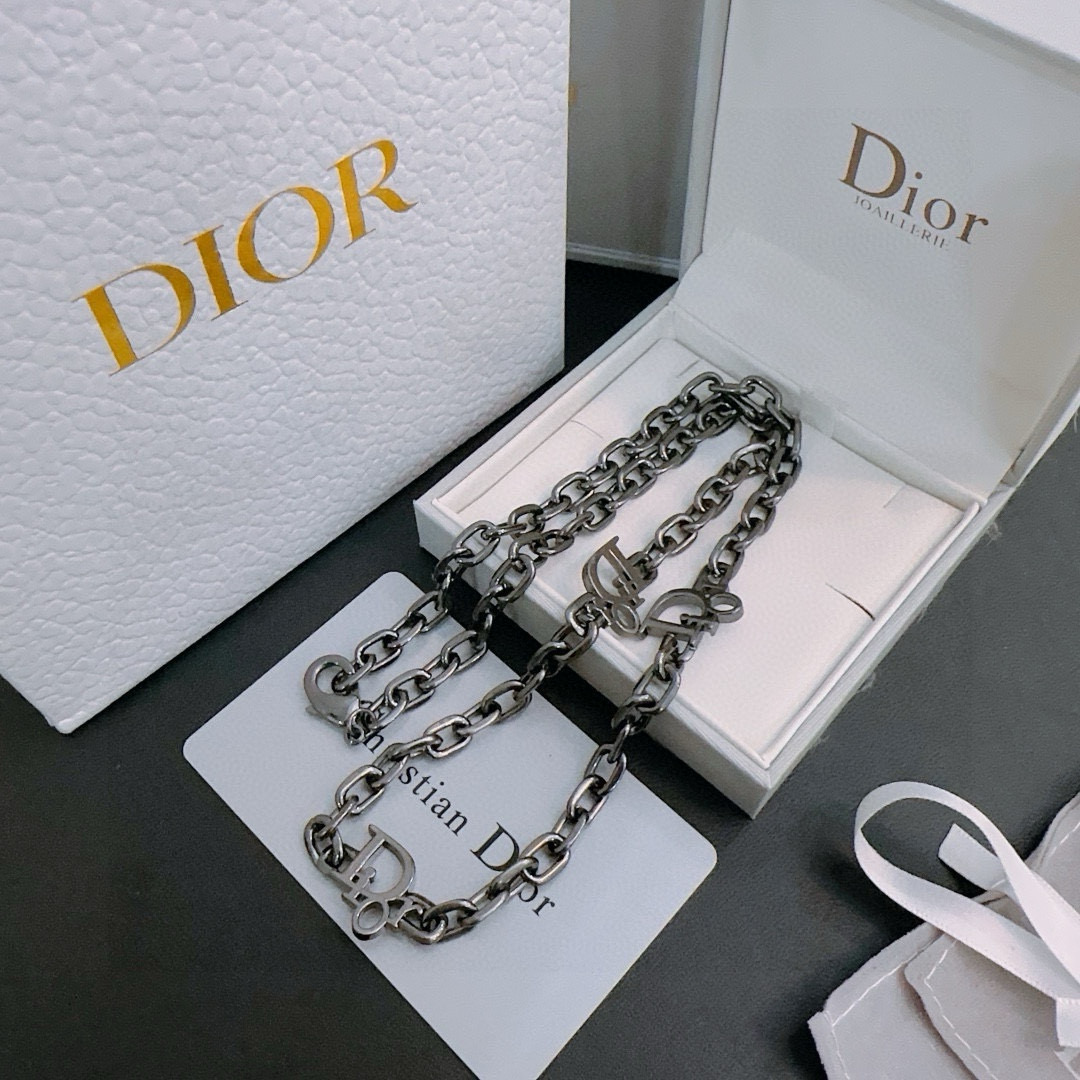     DIOR🔥新款 迪奥项链🇷🇼原单货🇷🇼专柜新款开模复古潮流时尚必备 男女均可佩戴 情侣款同款 摇