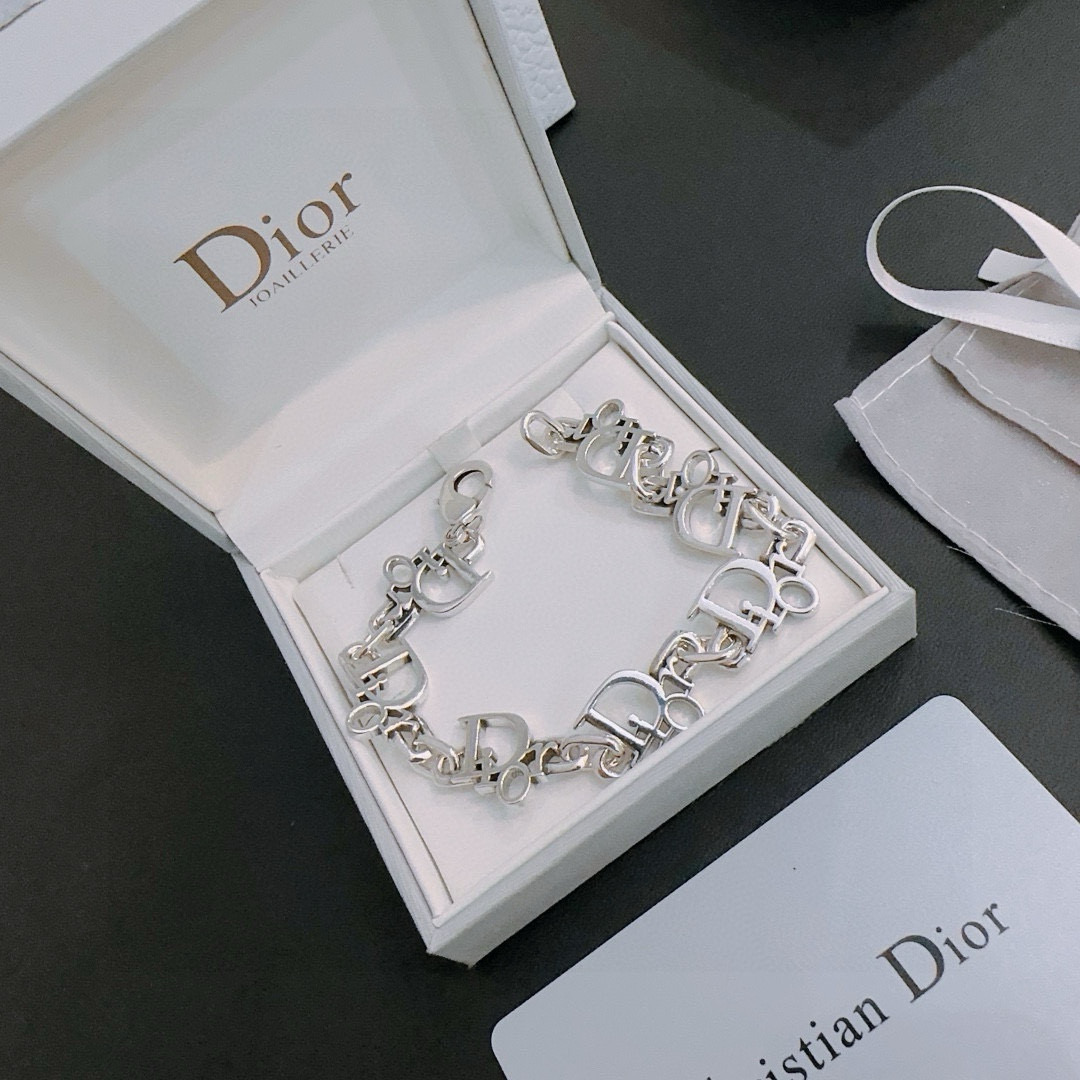         DIOR新款🔥高品质迪奥手链原单货专柜新款开模复古潮流时尚必备 男女均可佩戴 情侣款同款