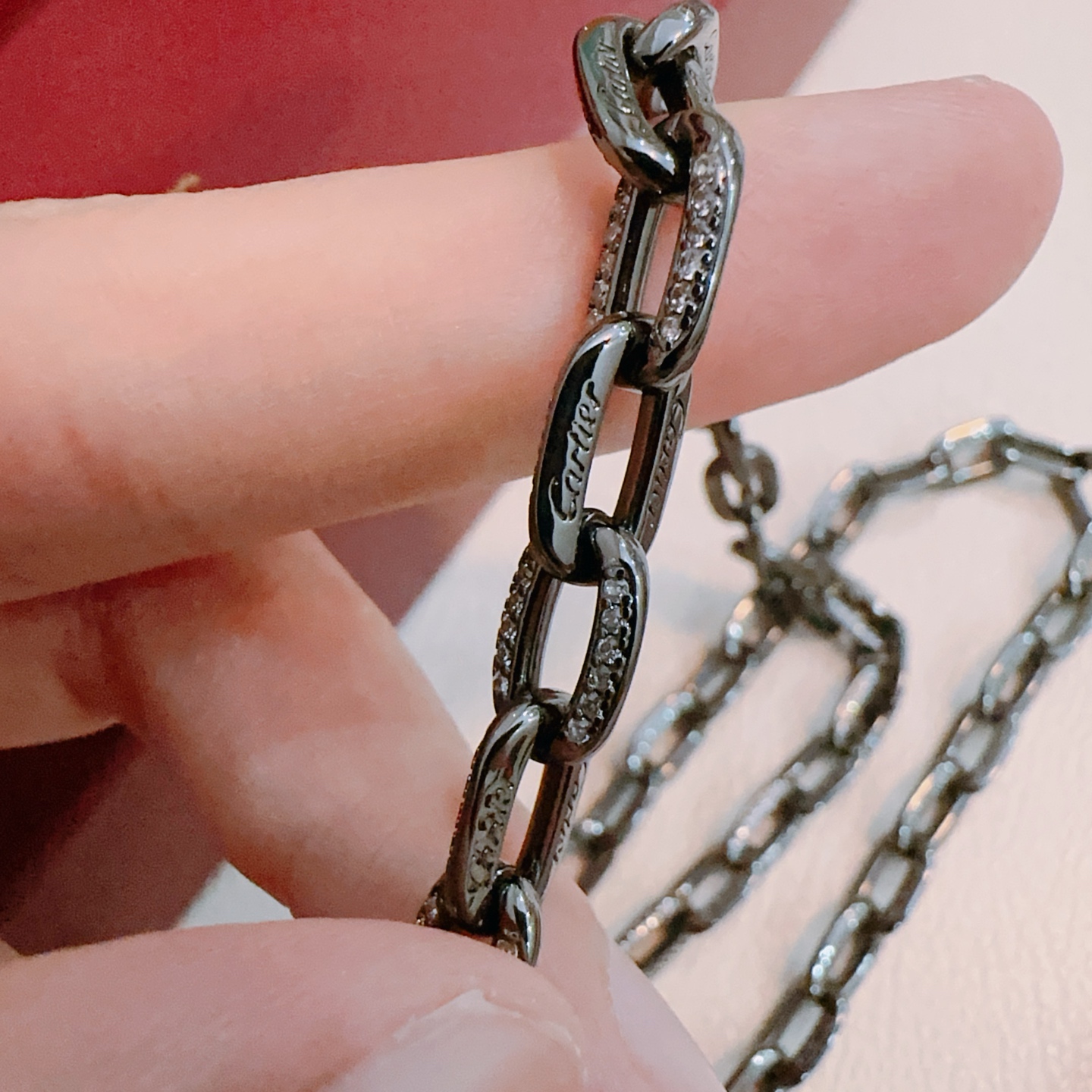    新款带钻卡地亚项链V金材质系列 品相完美，细节无敌，那种独特的色泽完全无可挑剔，再缀以经典指环外形
