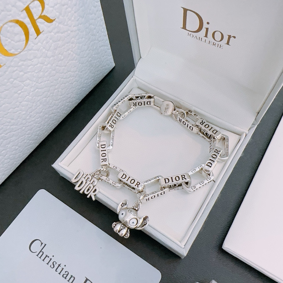         DIOR新款🔥高品质迪奥手链原单货专柜新款开模复古潮流时尚必备 男女均可佩戴 情侣款同款