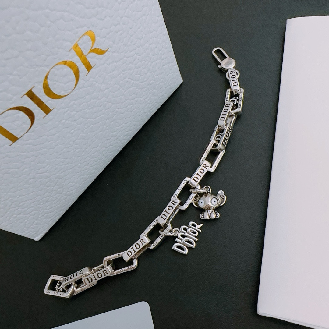         DIOR新款🔥高品质迪奥手链原单货专柜新款开模复古潮流时尚必备 男女均可佩戴 情侣款同款