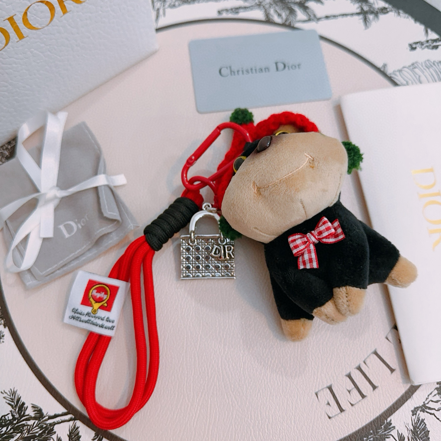    新品发布 迪奥🐼钥匙扣 包包扣 最新款包包挂饰档次更高明星同款Anger Forest系列经典款联