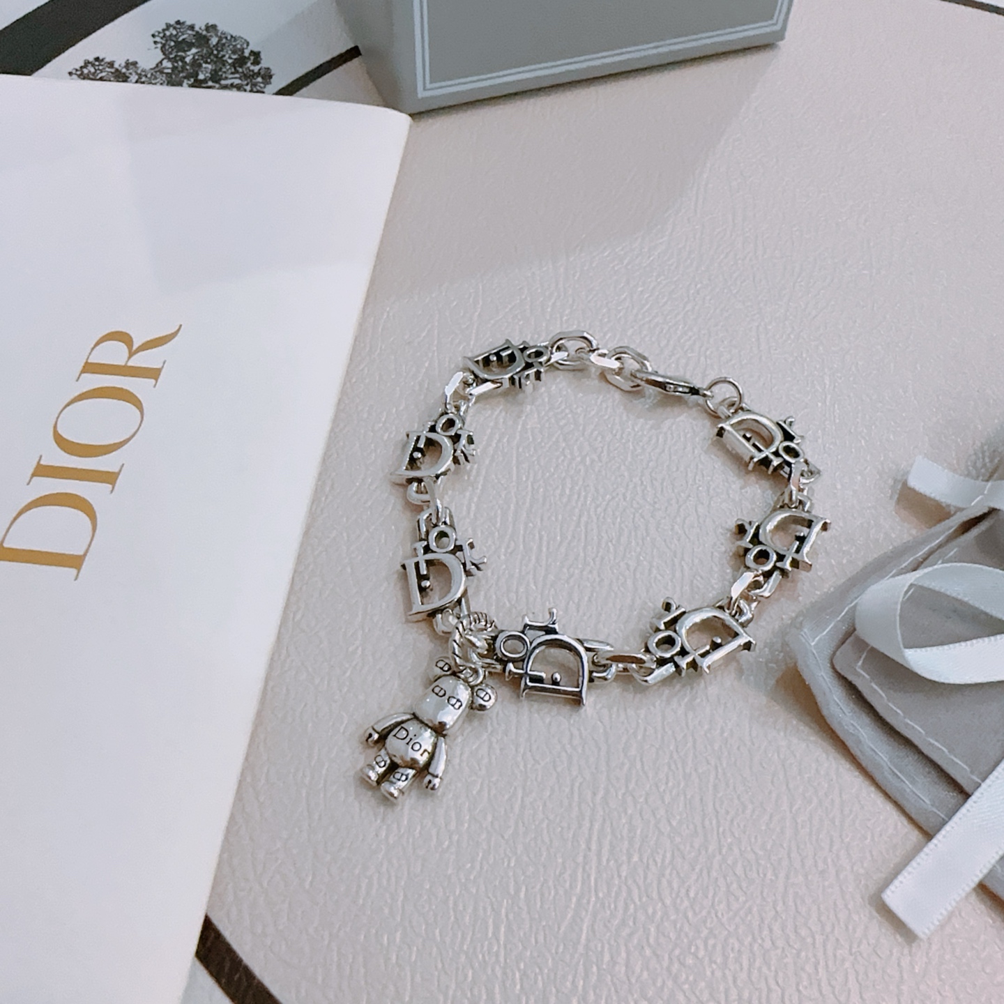         DIOR新款🔥高品质迪奥手链原单货专柜新款开模复古潮流时尚必备 男女均可佩戴 情侣款同款