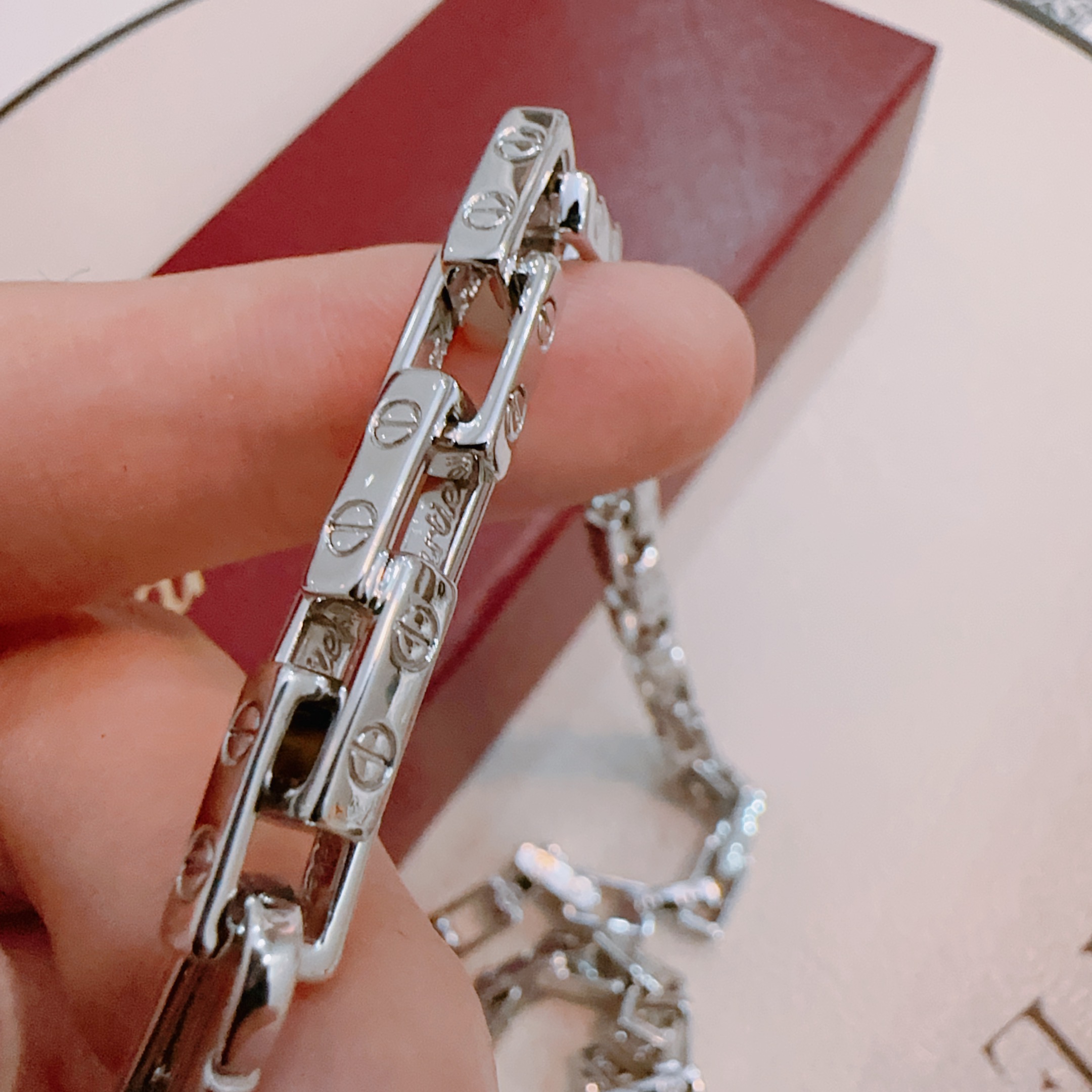    新款卡地亚项链V金材质系列 品相完美，细节无敌，那种独特的色泽完全无可挑剔，再缀以经典指环外形设计