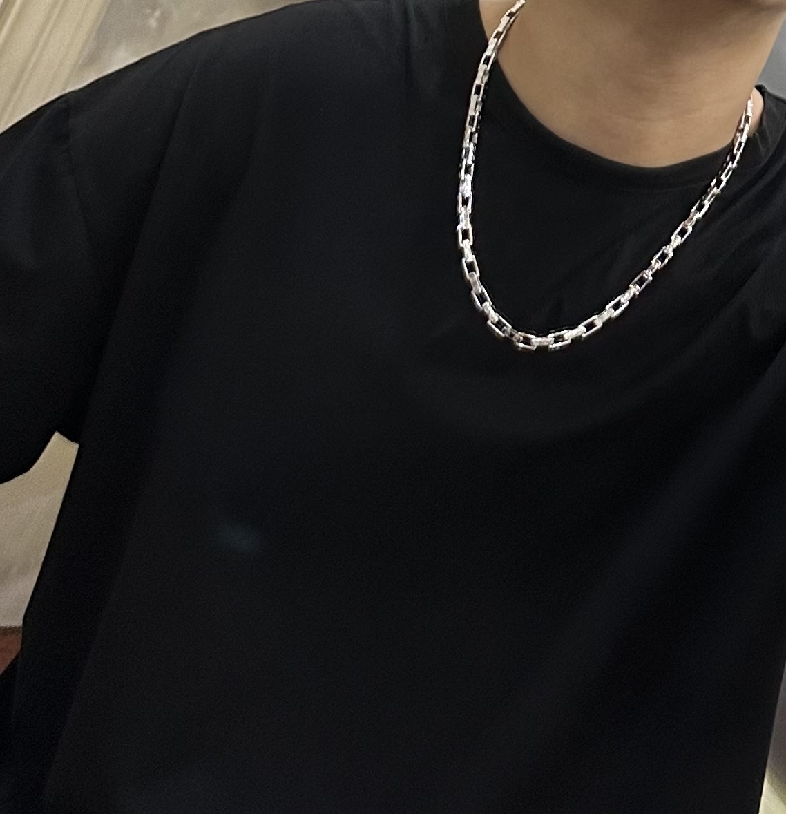    新款卡地亚项链V金材质系列 品相完美，细节无敌，那种独特的色泽完全无可挑剔，再缀以经典指环外形设计
