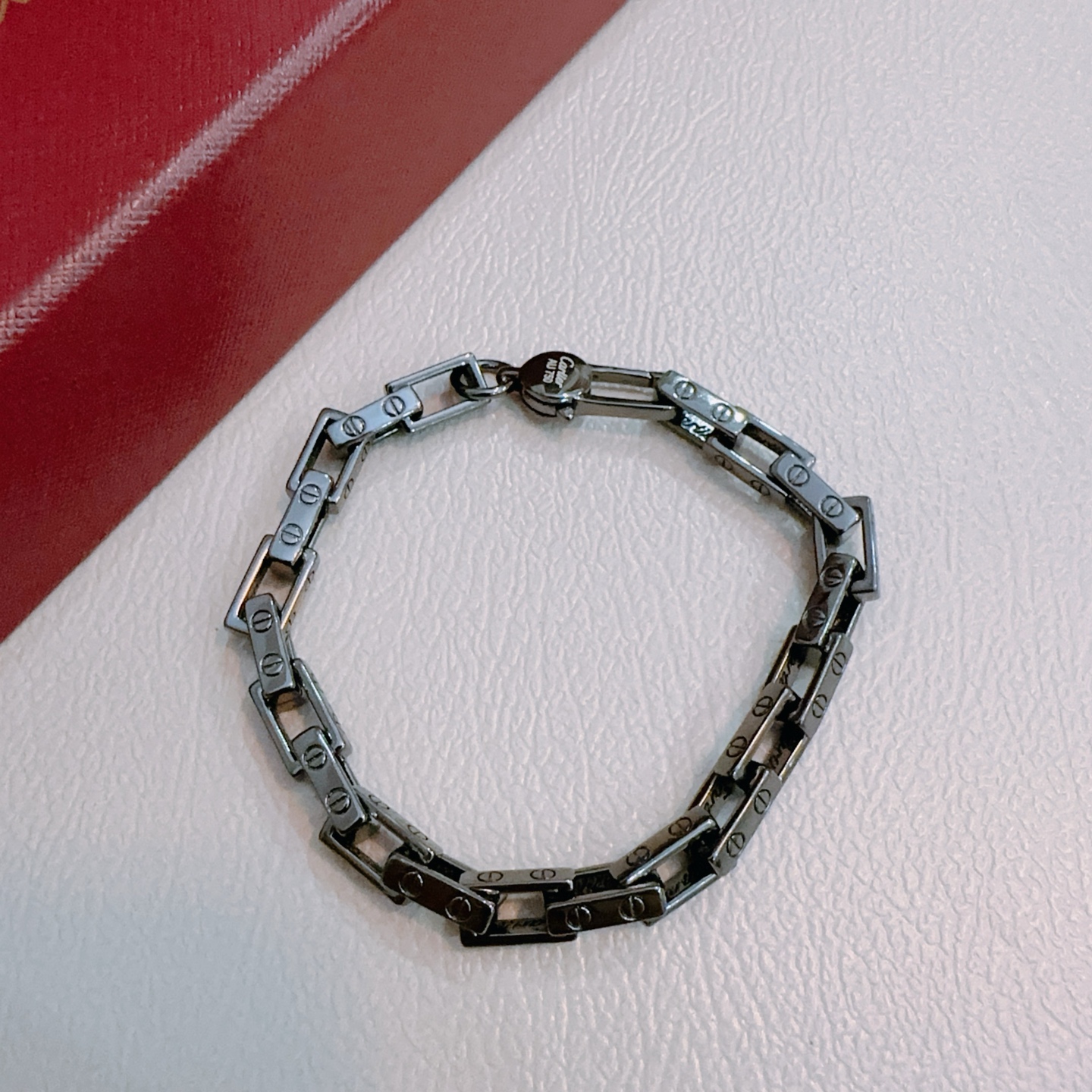    新款卡地亚手链V金材质系列 品相完美，细节无敌，那种独特的色泽完全无可挑剔，再缀以经典指环外形设计