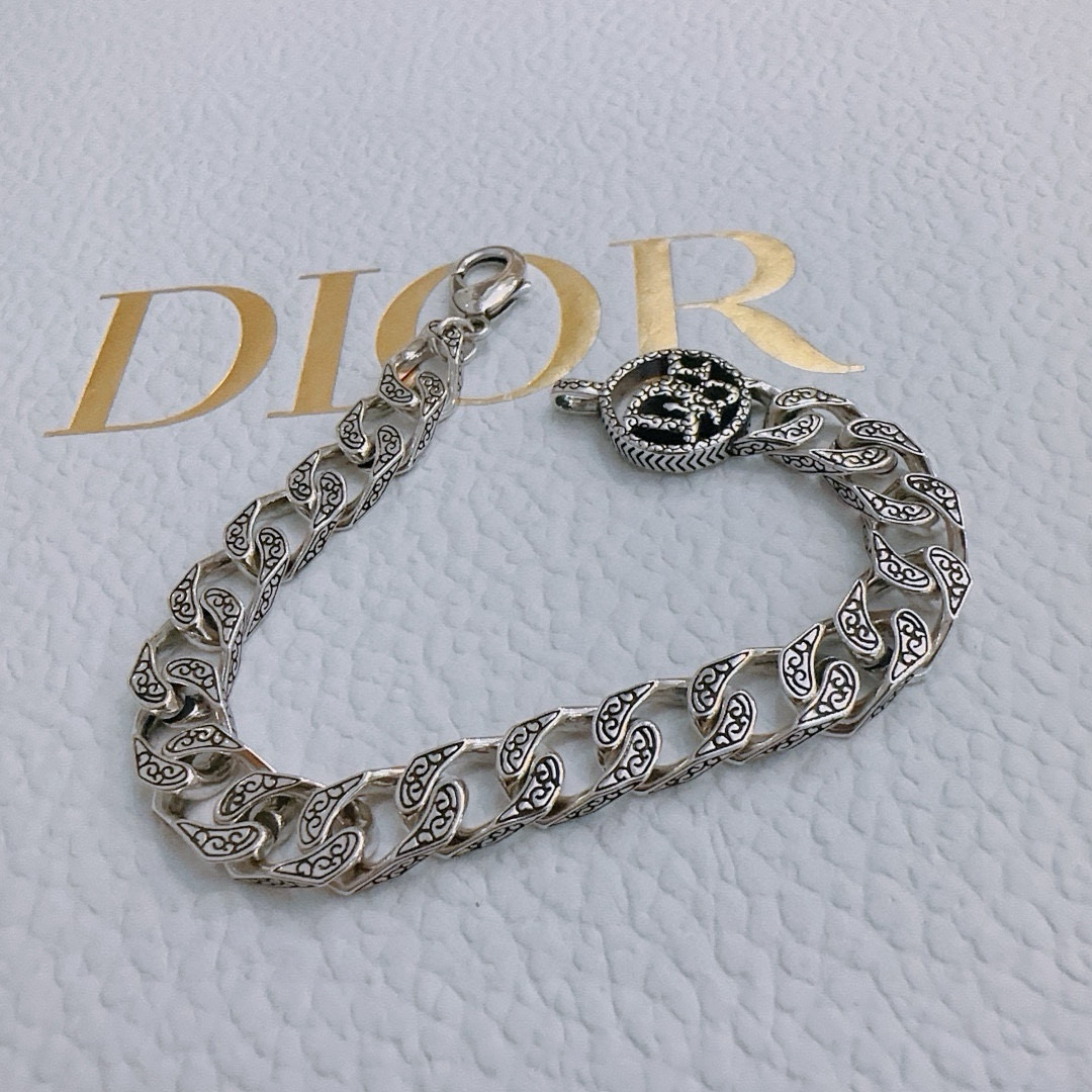         DIOR新款🔥高品质迪奥手链原单货专柜新款开模复古潮流时尚必备 男女均可佩戴 情侣款同款