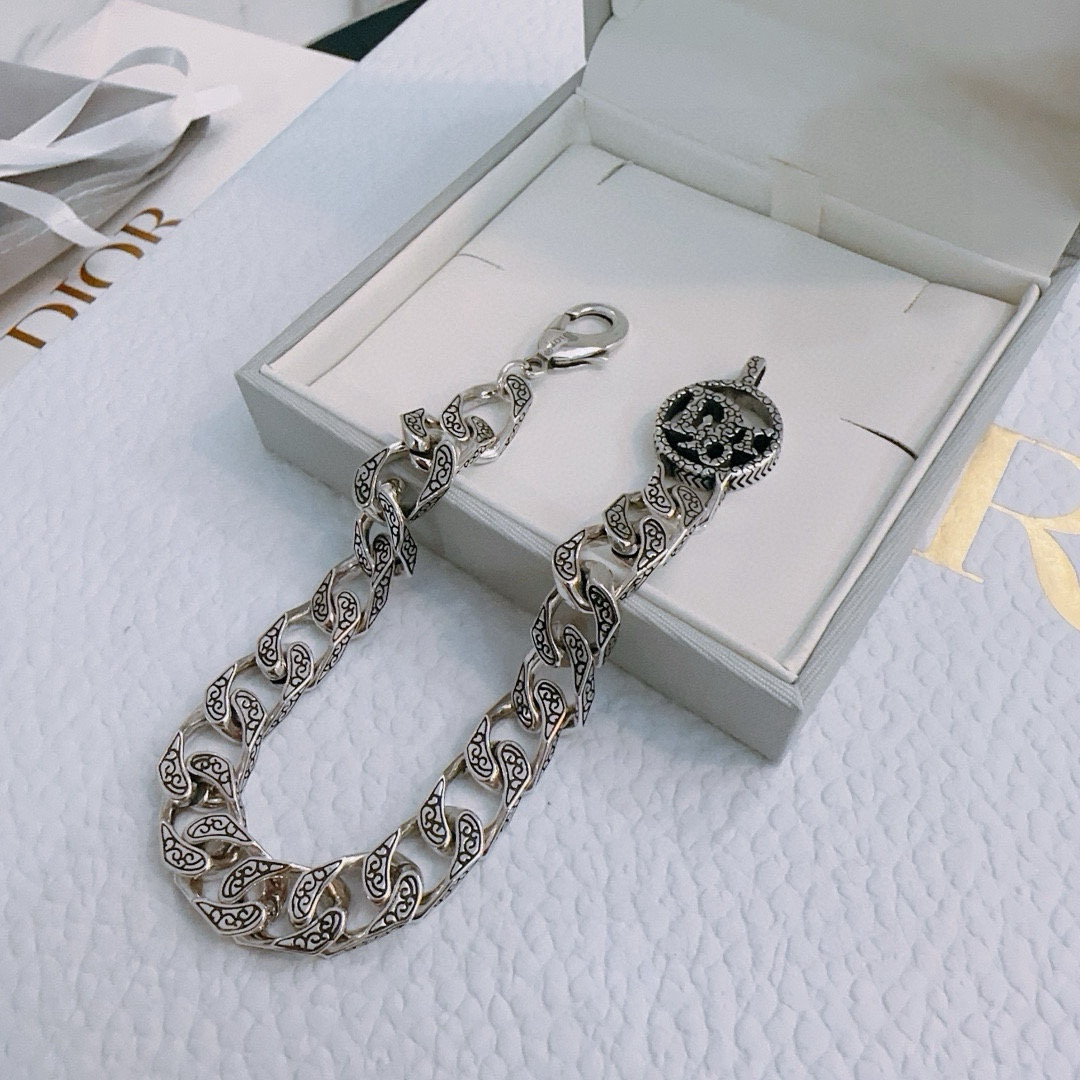         DIOR新款🔥高品质迪奥手链原单货专柜新款开模复古潮流时尚必备 男女均可佩戴 情侣款同款