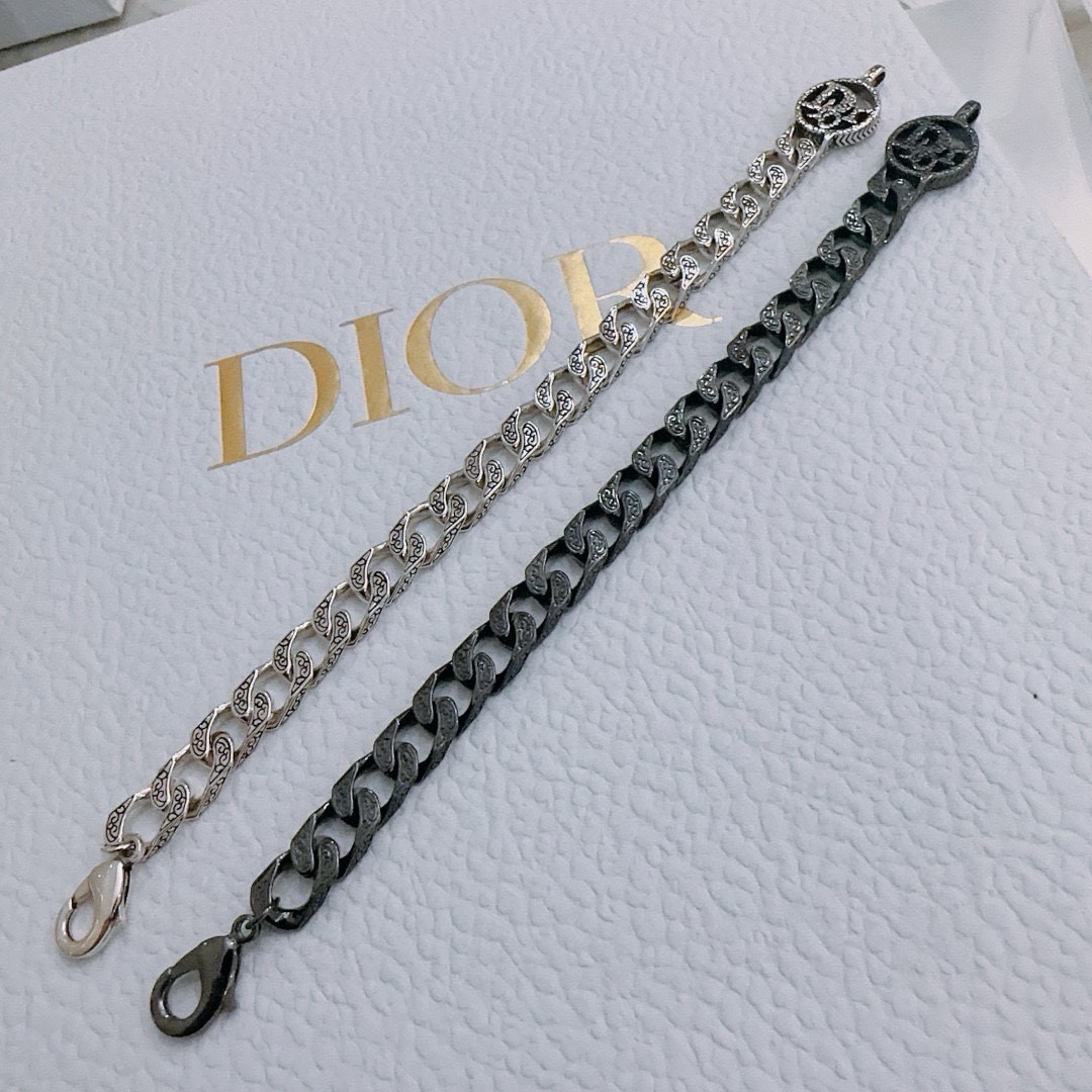        DIOR新款🔥高品质迪奥手链原单货专柜新款开模复古潮流时尚必备 男女均可佩戴 情侣款同款