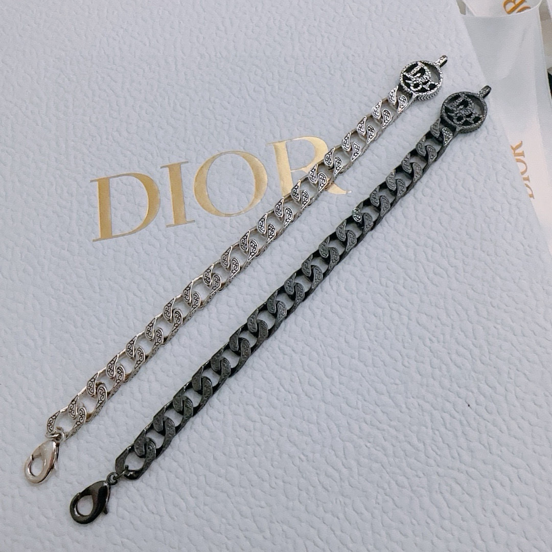         DIOR新款🔥高品质迪奥手链原单货专柜新款开模复古潮流时尚必备 男女均可佩戴 情侣款同款