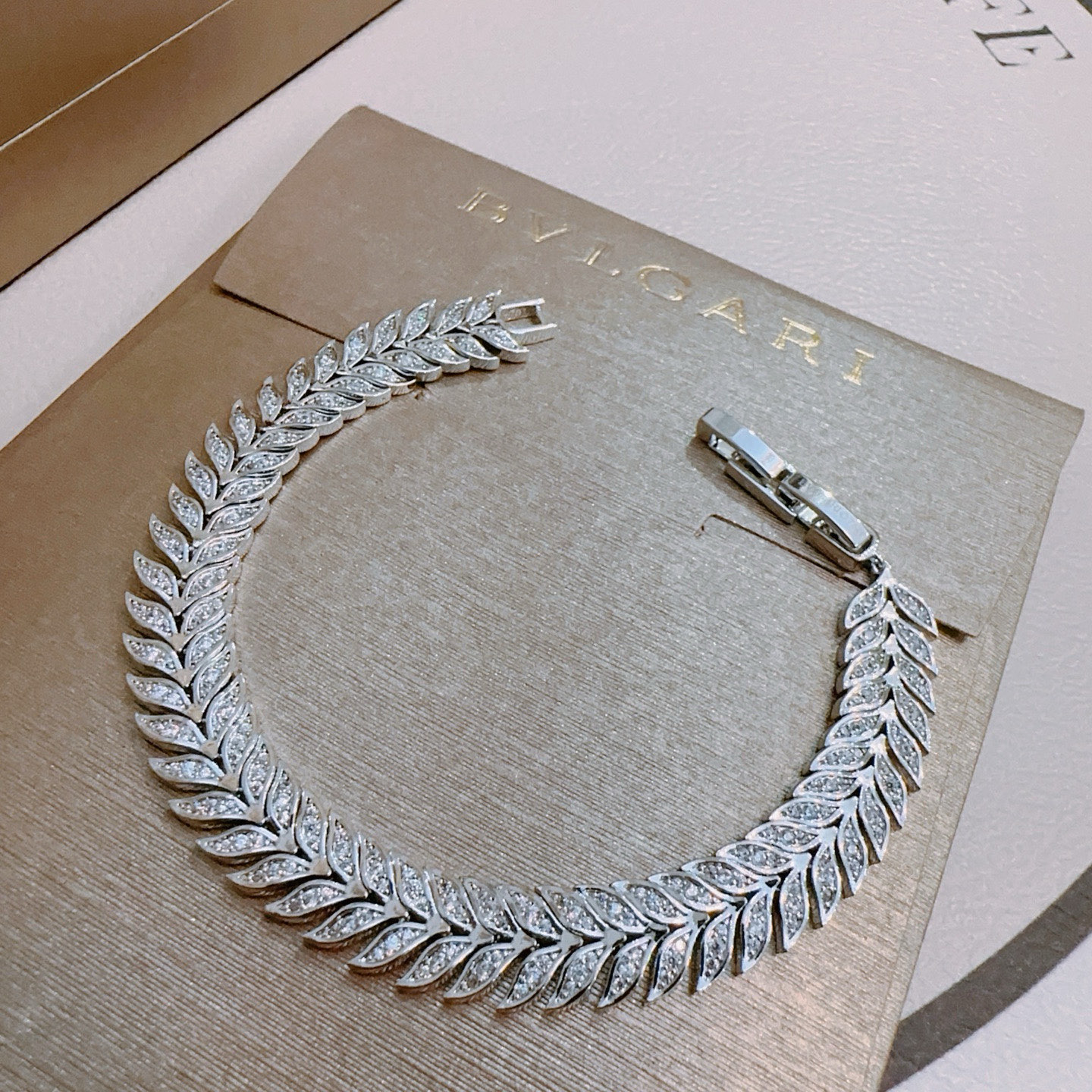   宝格丽手链V金材质。BVLGARI宝格丽 DIVAS‘ DREAM 系列 品相完美，细节无敌，那种独