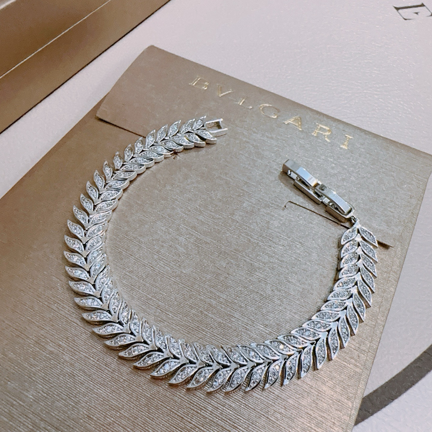   宝格丽手链V金材质。BVLGARI宝格丽 DIVAS‘ DREAM 系列 品相完美，细节无敌，那种独