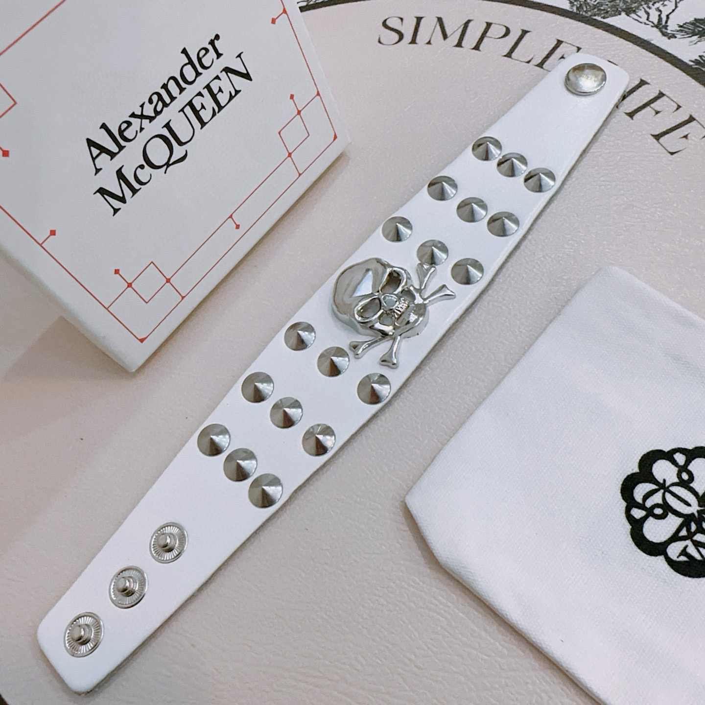   新款Alexander McQueen 亚历山大 麦昆 牛皮手链  专柜一致原版定制  骨子里那种叛