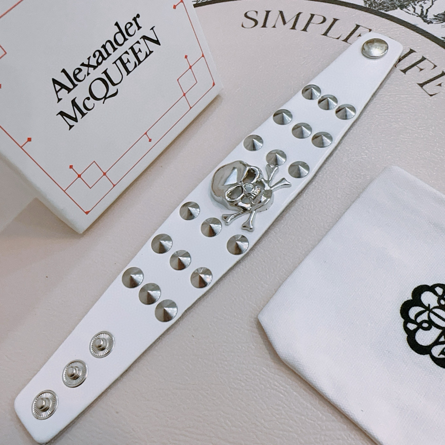   新款Alexander McQueen 亚历山大 麦昆 牛皮手链  专柜一致原版定制  骨子里那种叛
