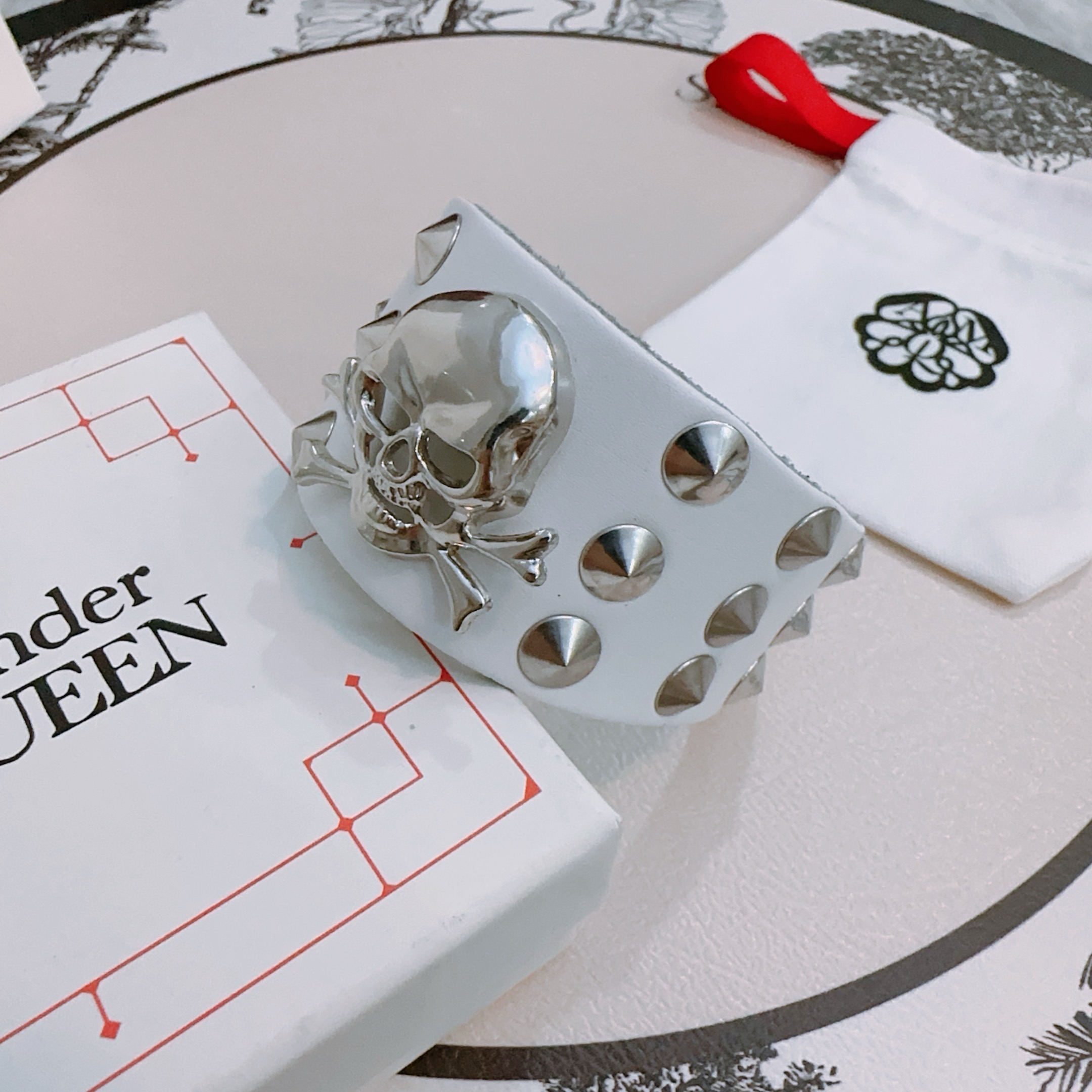   新款Alexander McQueen 亚历山大 麦昆 牛皮手链  专柜一致原版定制  骨子里那种叛