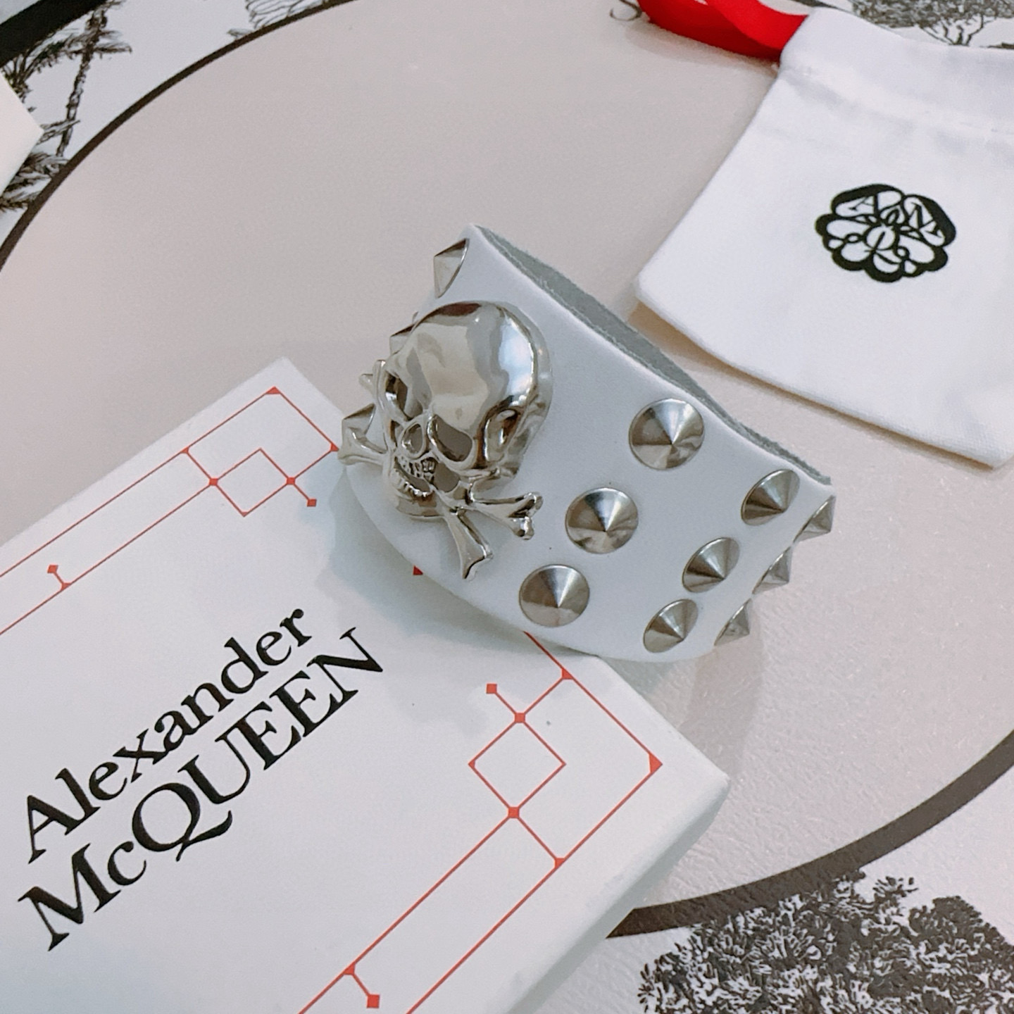   新款Alexander McQueen 亚历山大 麦昆 牛皮手链  专柜一致原版定制  骨子里那种叛