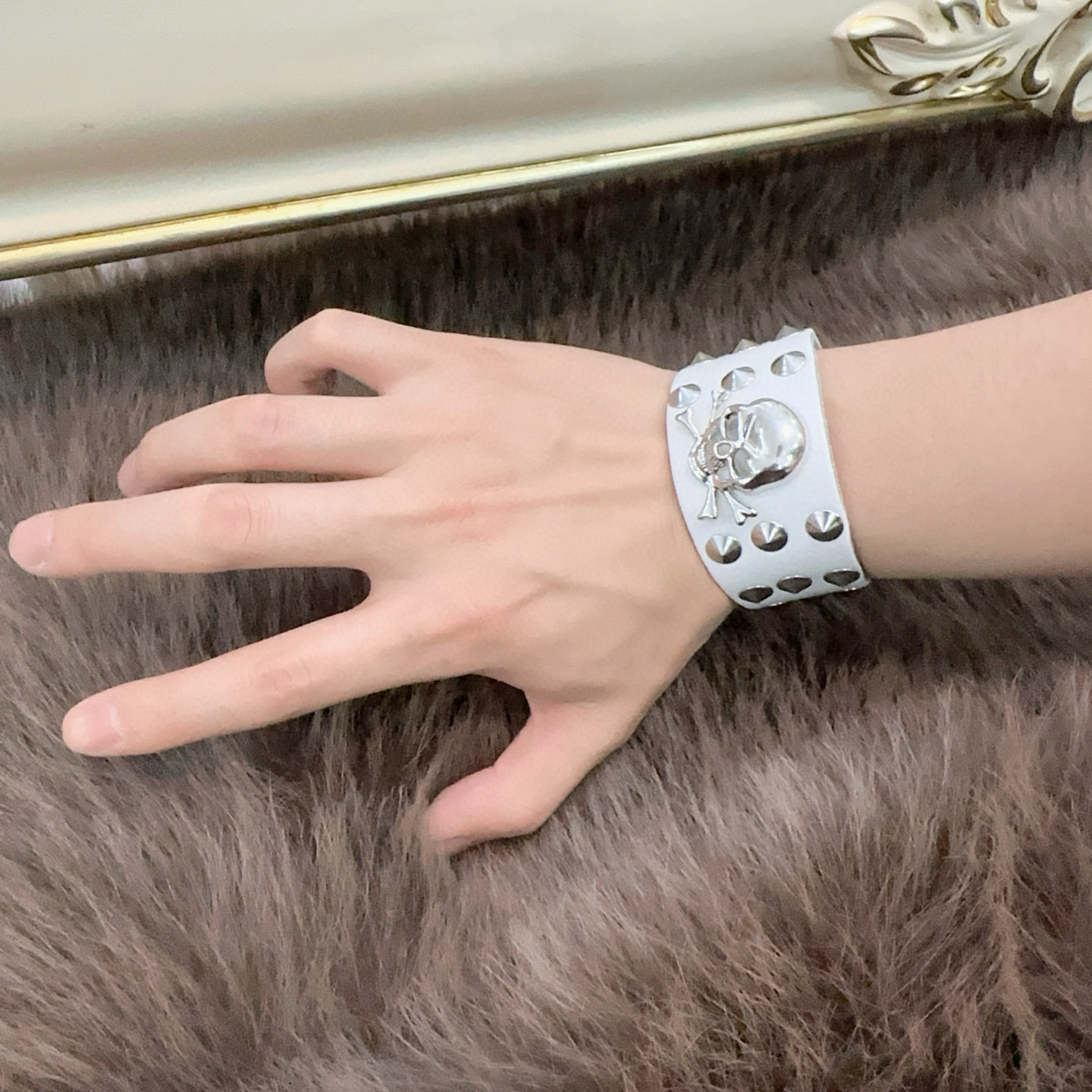   新款Alexander McQueen 亚历山大 麦昆 牛皮手链  专柜一致原版定制  骨子里那种叛