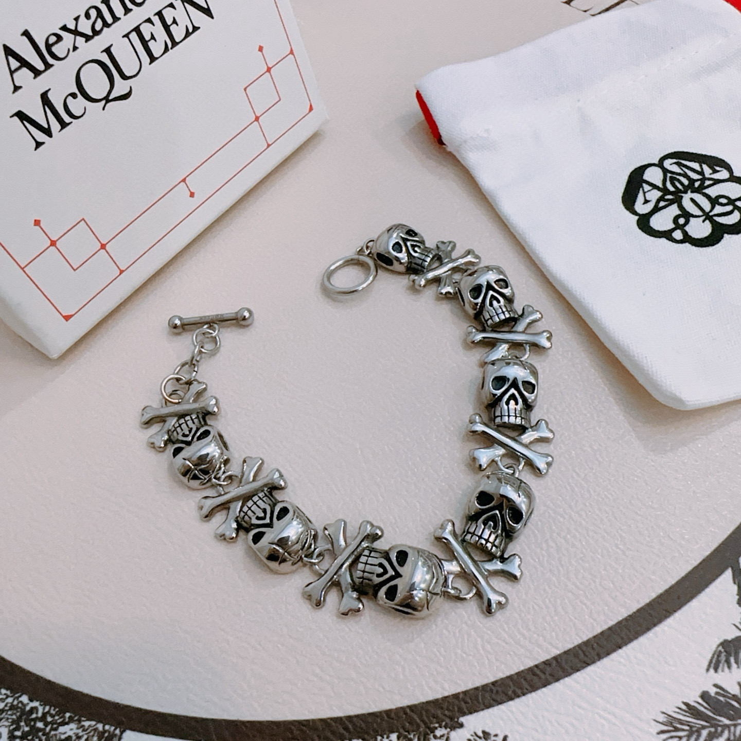   新款Alexander McQueen 亚历山大 麦昆 手链  专柜一致原版定制  骨子里那种叛逆浮