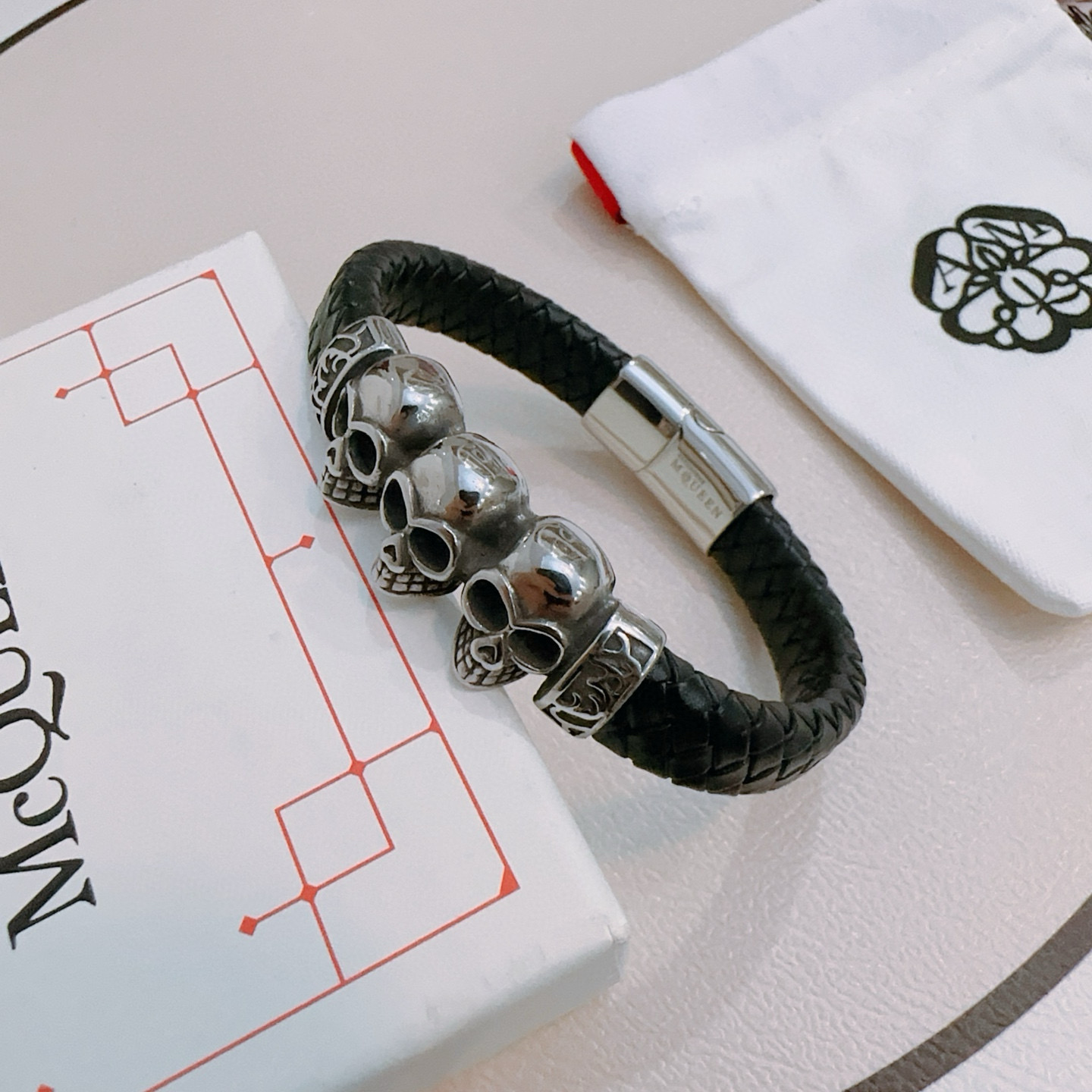  新款Alexander McQueen 亚历山大 麦昆 牛皮手链  专柜一致原版定制  骨子里那种叛