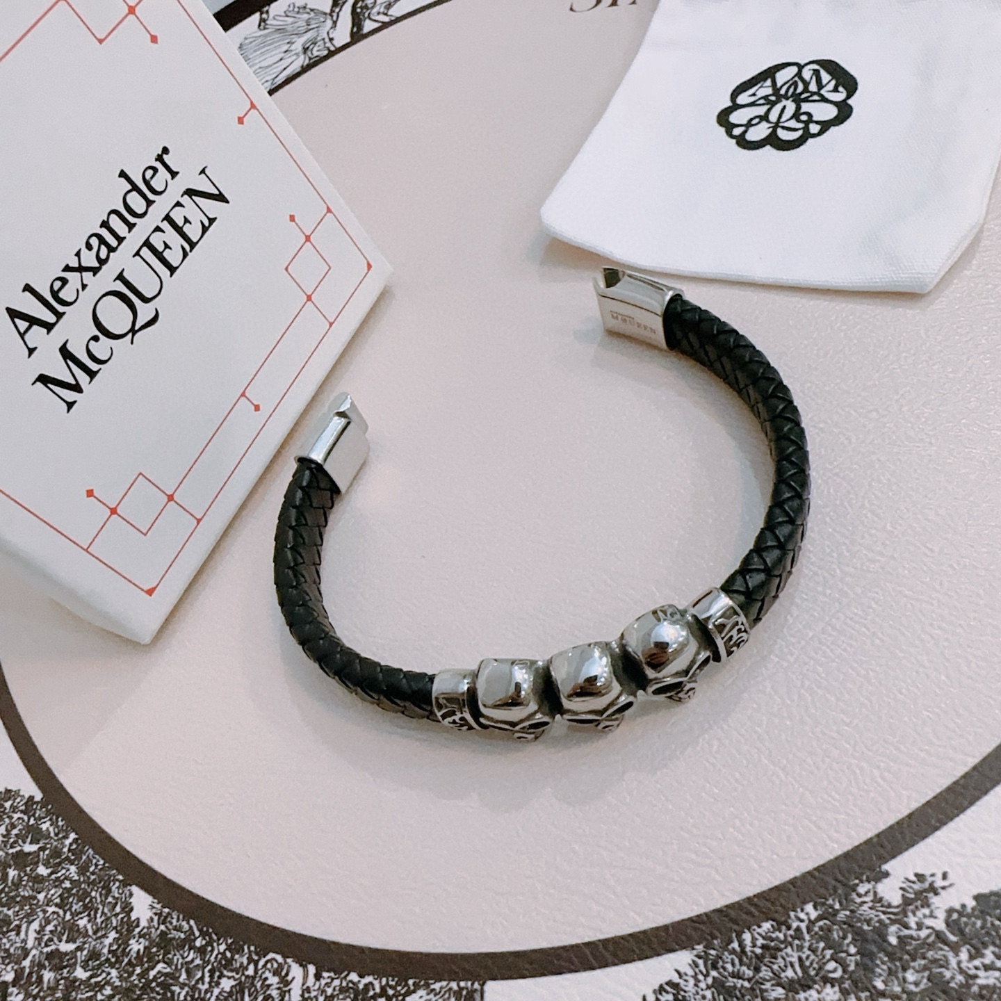   新款Alexander McQueen 亚历山大 麦昆 牛皮手链  专柜一致原版定制  骨子里那种叛