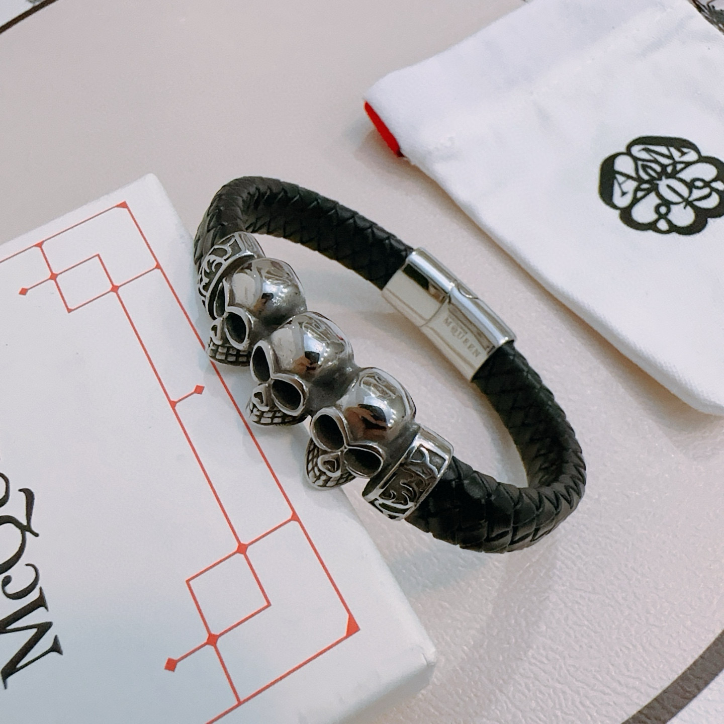   新款Alexander McQueen 亚历山大 麦昆 牛皮手链  专柜一致原版定制  骨子里那种叛