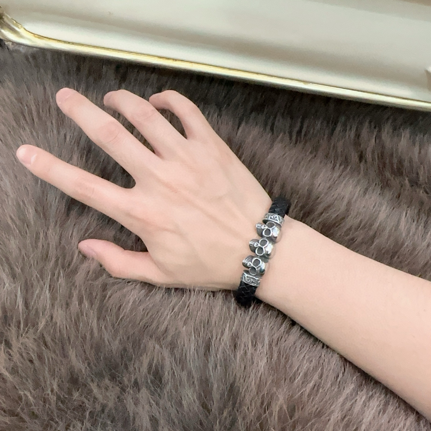   新款Alexander McQueen 亚历山大 麦昆 牛皮手链  专柜一致原版定制  骨子里那种叛
