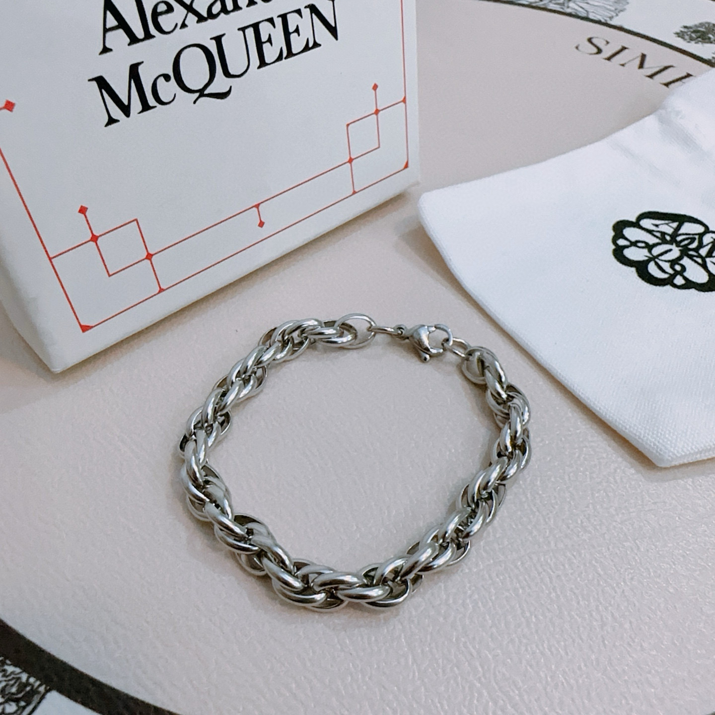   新款Alexander McQueen 亚历山大 麦昆 手链  专柜一致原版定制  骨子里那种叛逆浮