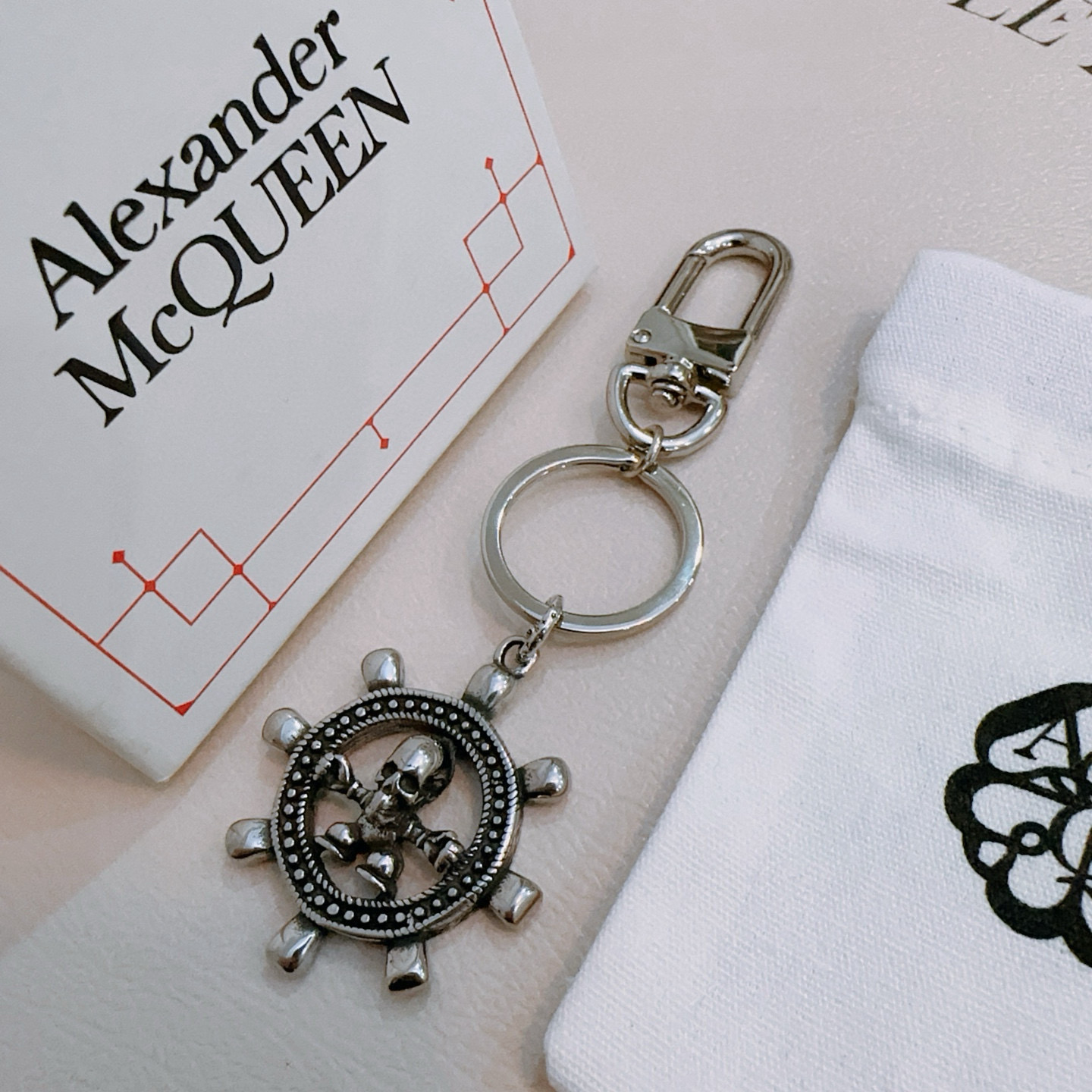   原单货新款Alexander McQueen 亚历山大 麦昆 钥匙扣 包包扣 配饰  专柜一致原版定