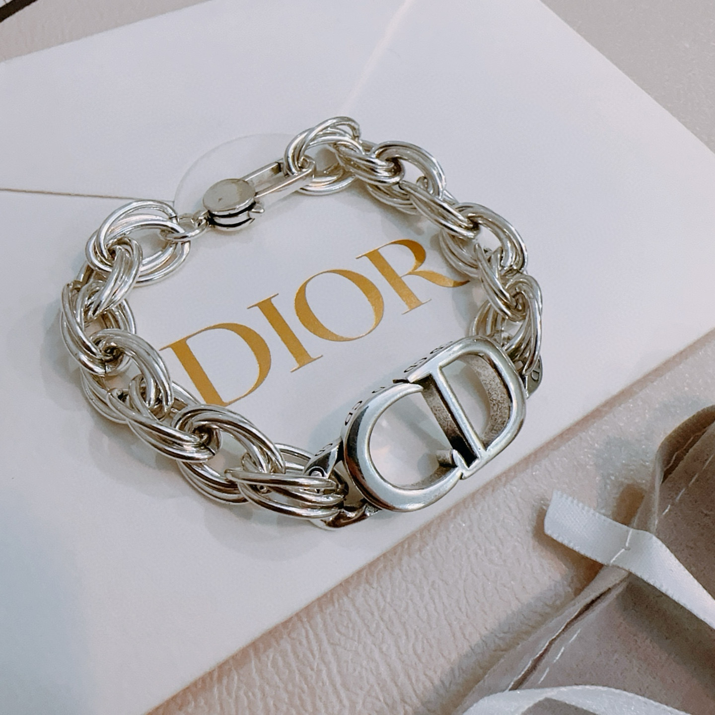         DIOR新款🔥高品质迪奥手链原单货专柜新款开模复古潮流时尚必备 男女均可佩戴 情侣款同款