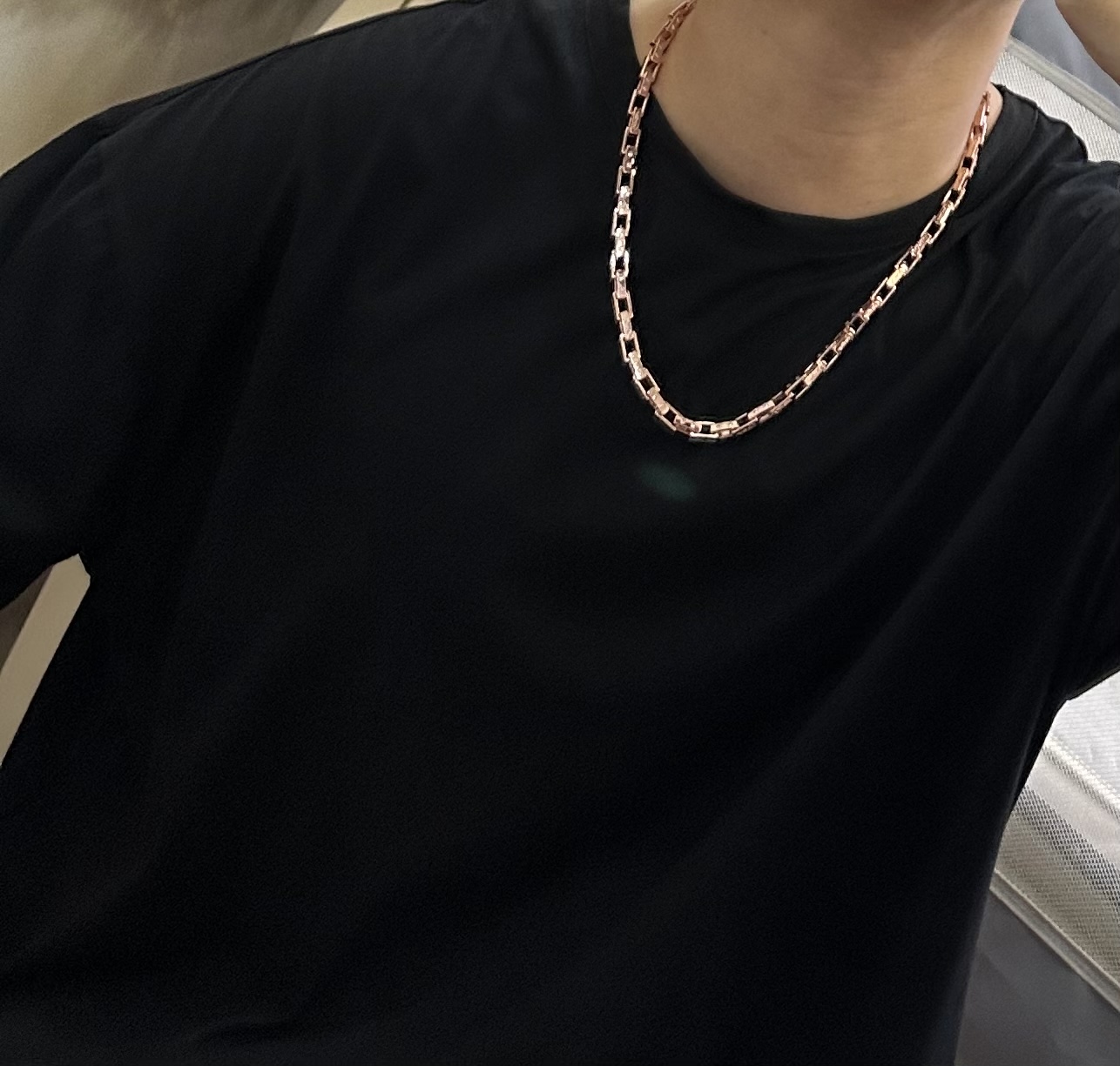    新款卡地亚项链V金材质系列 品相完美，细节无敌，那种独特的色泽完全无可挑剔，再缀以经典指环外形设计