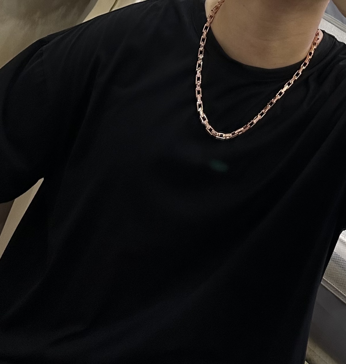    新款卡地亚项链V金材质系列 品相完美，细节无敌，那种独特的色泽完全无可挑剔，再缀以经典指环外形设计