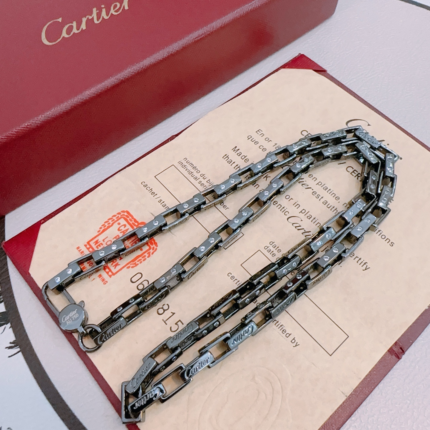    新款卡地亚项链V金材质系列 品相完美，细节无敌，那种独特的色泽完全无可挑剔，再缀以经典指环外形设计