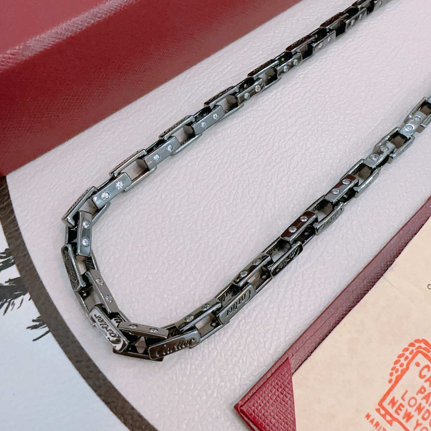    新款卡地亚项链V金材质系列 品相完美，细节无敌，那种独特的色泽完全无可挑剔，再缀以经典指环外形设计