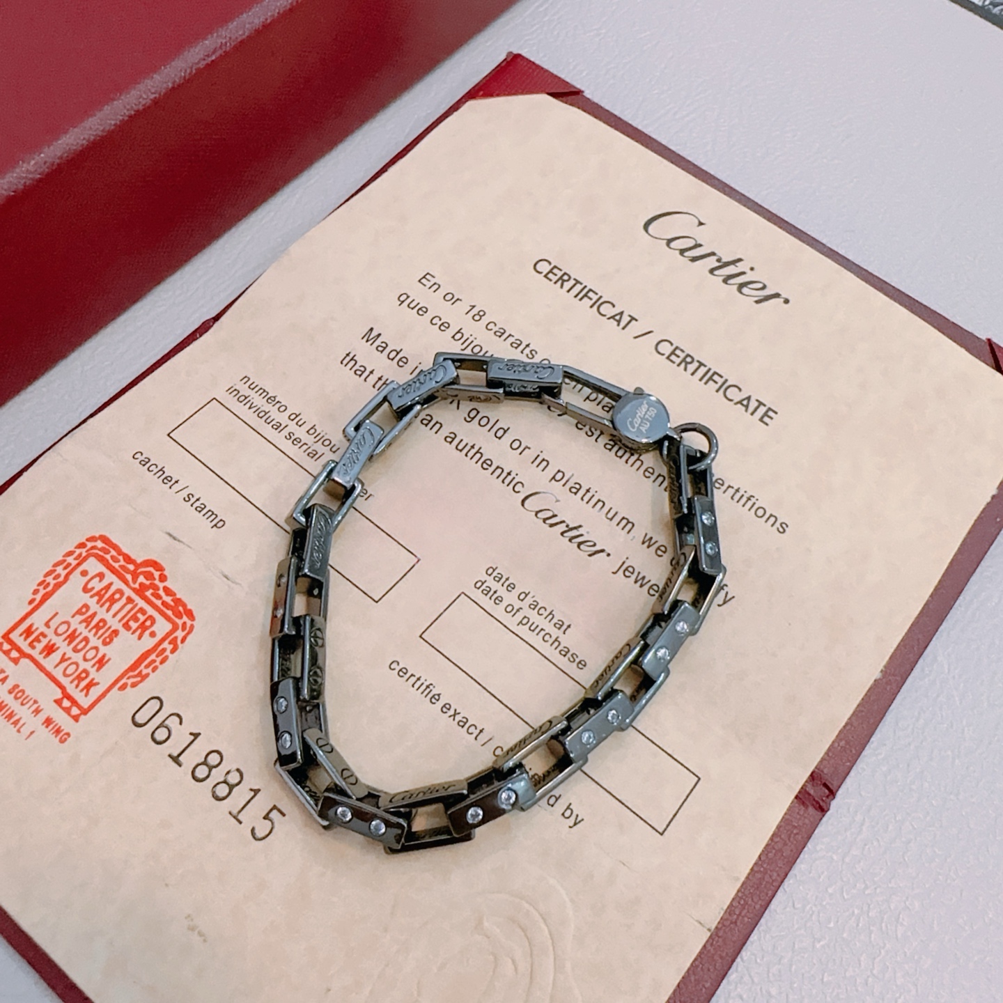 NO:379697,The new Cartier bracelet V-gold material series is perfect in appearance and invincible in details. The unique color is completely impeccable, and is decorated with a classic ring shape design. It is simple but elegant and eye-catching. The pure handmade combination of V-gold makes the complexion look more elegant and attractive. The same style as men and women, the fine jewelry, cartier, bracelet19860909新款卡地亚手链V金材质系列 品相完美,细节无敌,那种独特的色泽完全无可挑剔,再缀以经典指环外形设计,简约之余却又优雅夺目,V金纯手工的组合更显气色,上手雅致动人.男女同款,饰品精品,cartier,bracelet,Jewelry