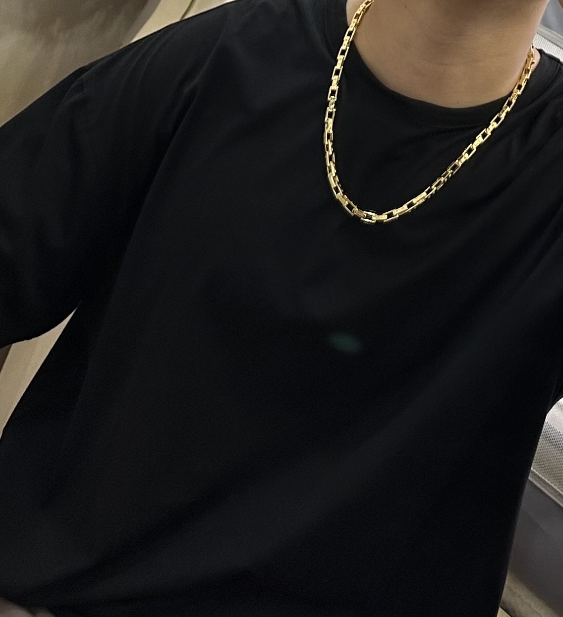    新款卡地亚项链V金材质系列 品相完美，细节无敌，那种独特的色泽完全无可挑剔，再缀以经典指环外形设计