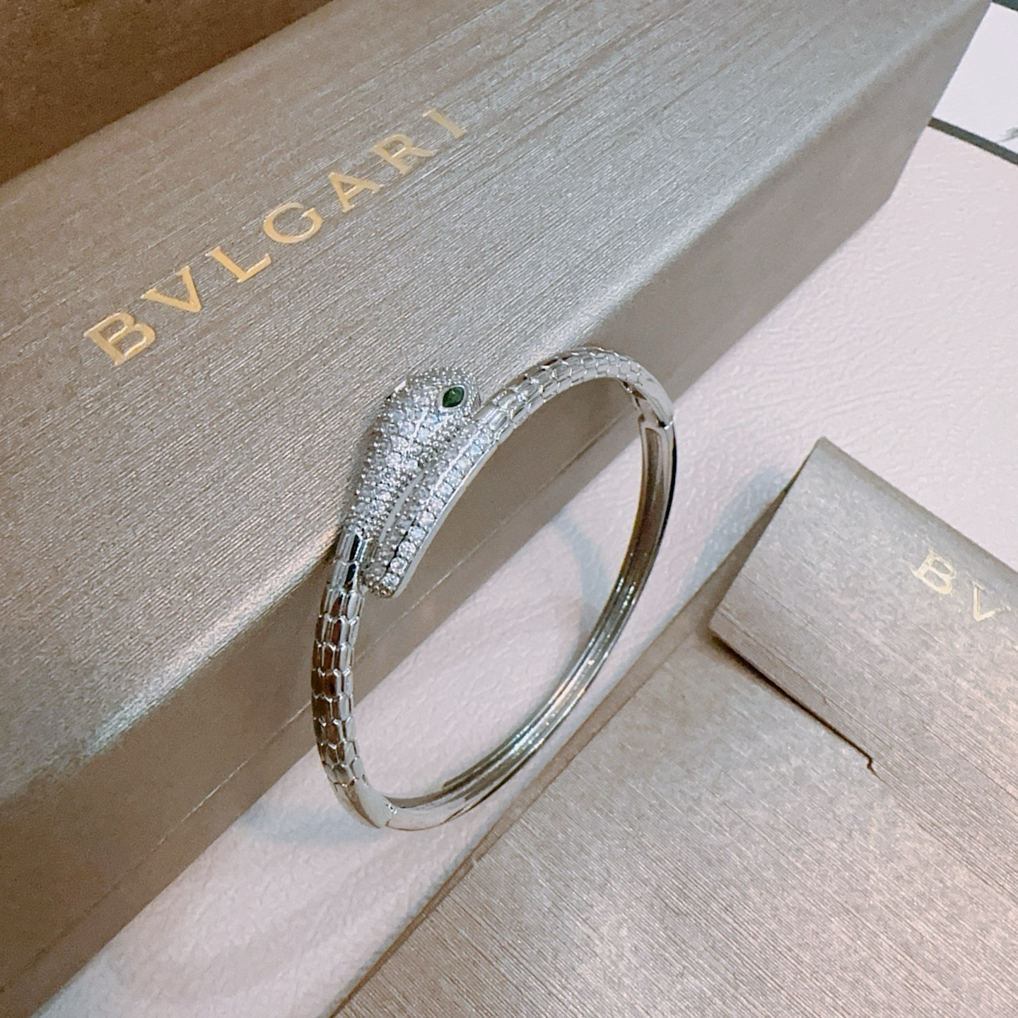 P168  宝格丽手链手镯V金材质。BVLGARI宝格丽 DIVAS‘ DREAM 系列 品相完美，细节无敌，那种独特的色泽完全无可挑剔，再缀以经典指环外形设计，简约之余却又优雅夺目，V金纯手工的组合更显气色，上手雅致动人。男女同款 宝格丽手链