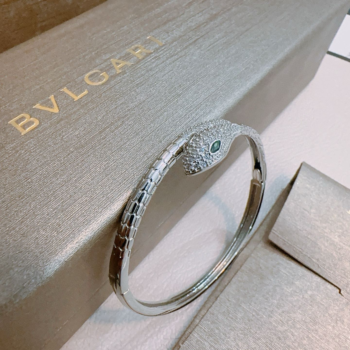 P168  宝格丽手链手镯V金材质。BVLGARI宝格丽 DIVAS‘ DREAM 系列 品相完美，细节无敌，那种独特的色泽完全无可挑剔，再缀以经典指环外形设计，简约之余却又优雅夺目，V金纯手工的组合更显气色，上手雅致动人。男女同款 宝格丽手链