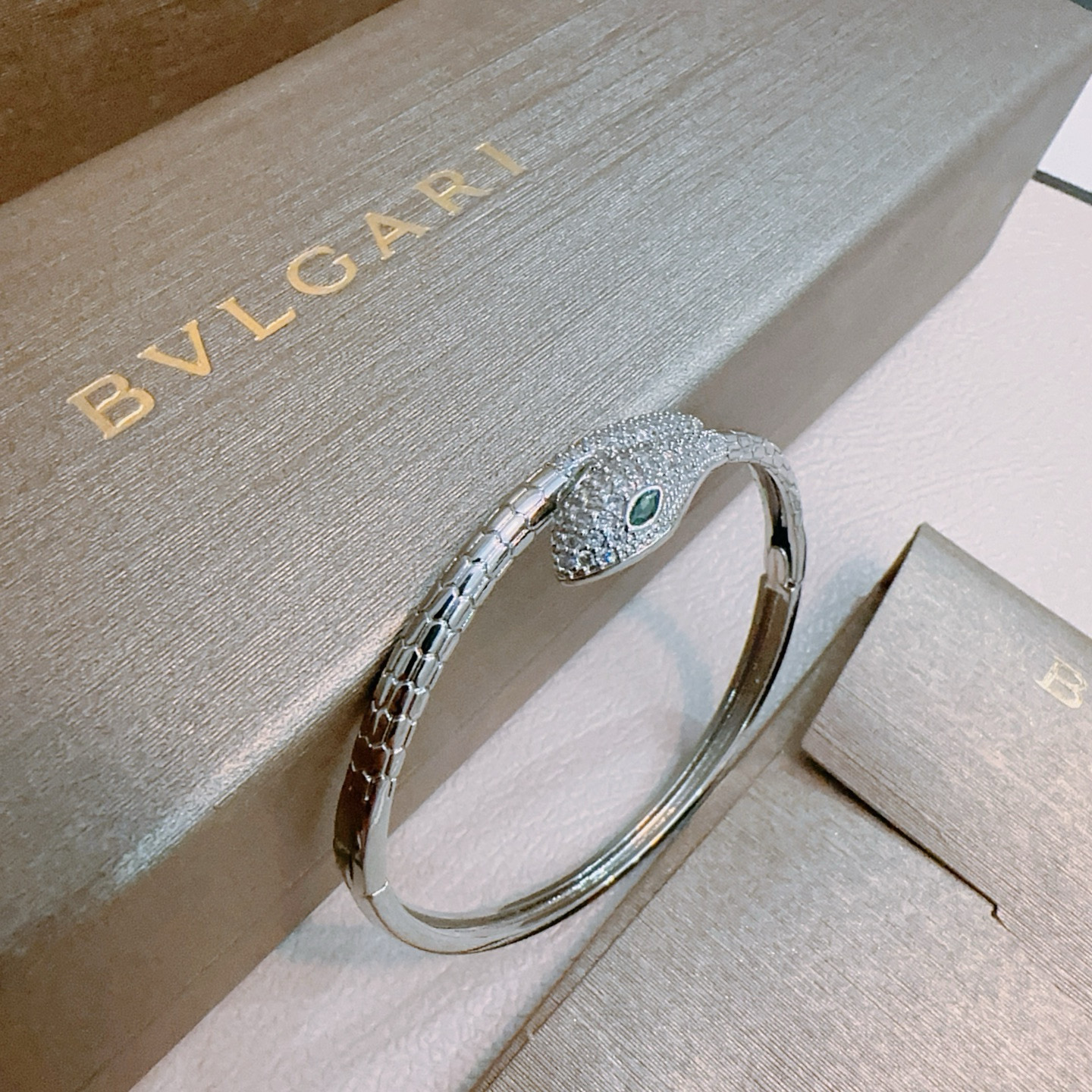 P168  宝格丽手链手镯V金材质。BVLGARI宝格丽 DIVAS‘ DREAM 系列 品相完美，细节无敌，那种独特的色泽完全无可挑剔，再缀以经典指环外形设计，简约之余却又优雅夺目，V金纯手工的组合更显气色，上手雅致动人。男女同款 宝格丽手链