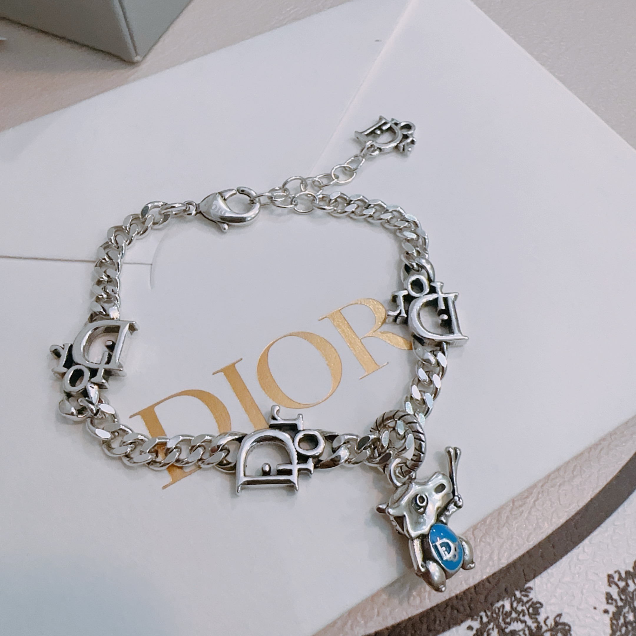         DIOR新款🔥高品质迪奥手链原单货专柜新款开模复古潮流时尚必备 男女均可佩戴 情侣款同款