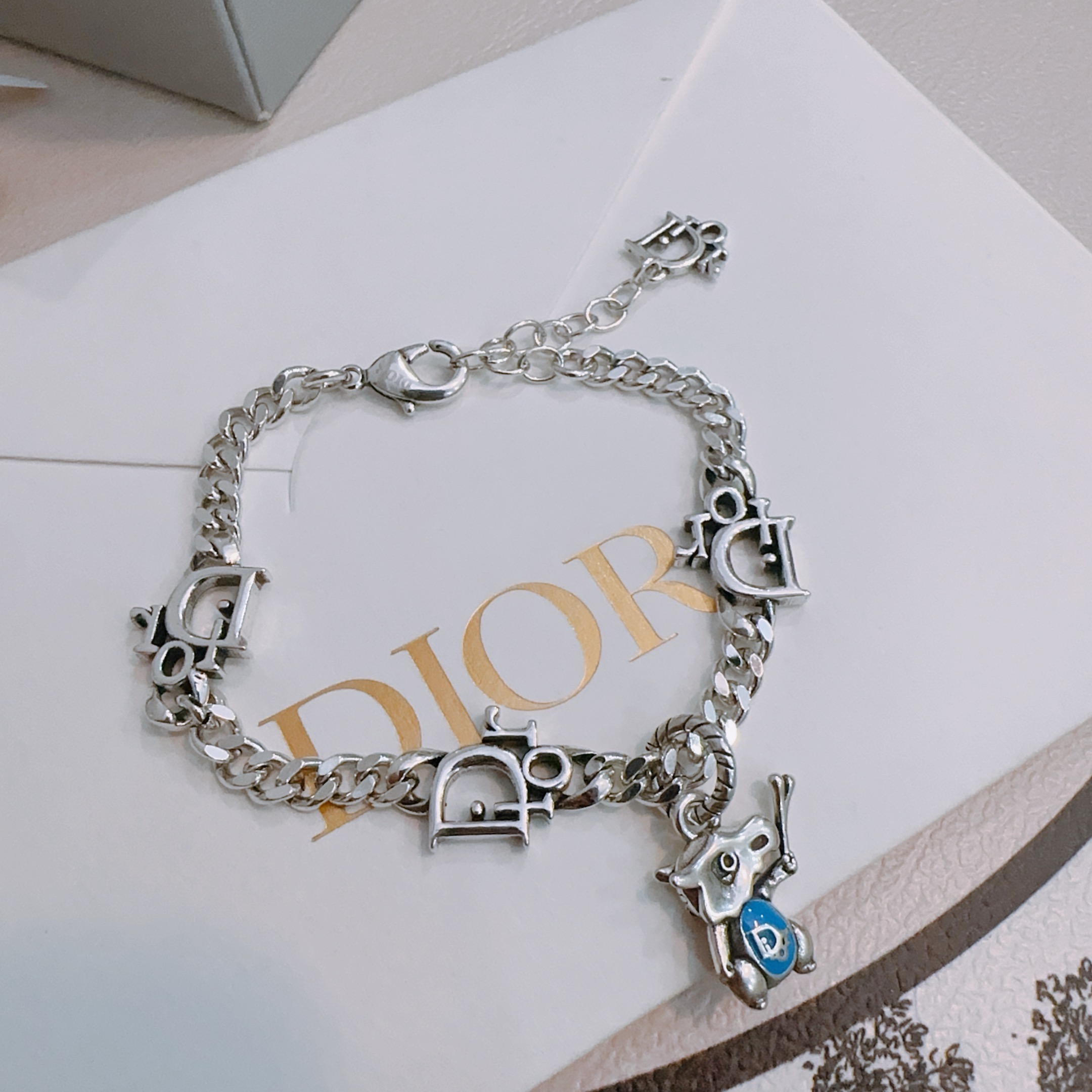         DIOR新款🔥高品质迪奥手链原单货专柜新款开模复古潮流时尚必备 男女均可佩戴 情侣款同款
